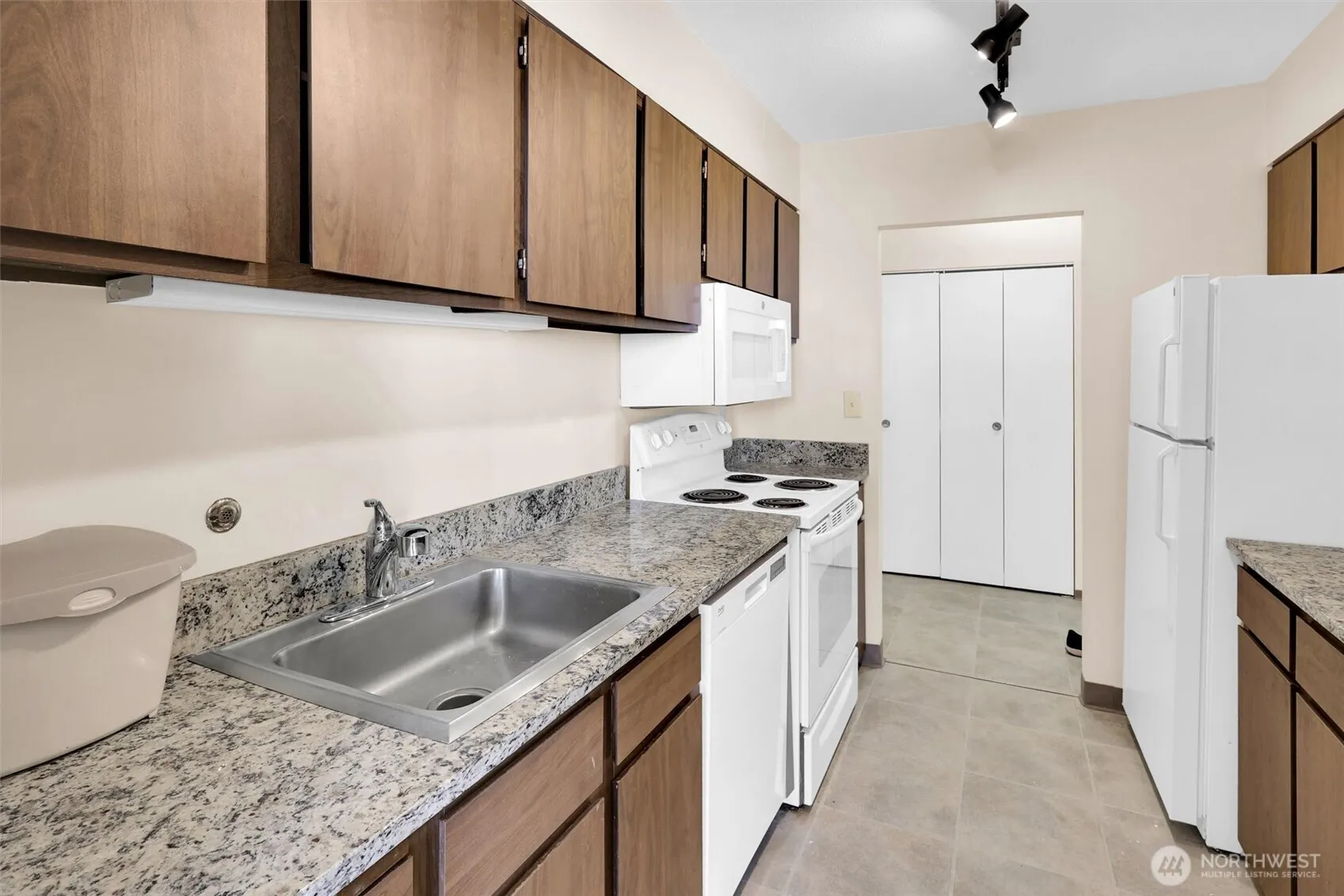 4540 8th Avenue NE #2302, Seattle, WA 98105