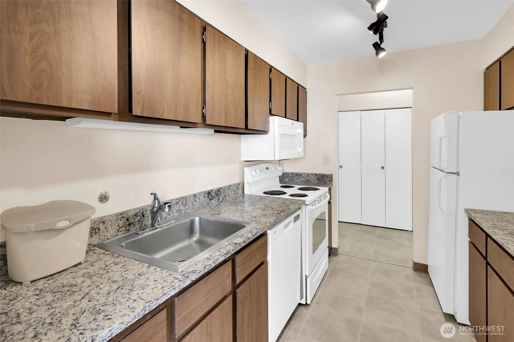 4540 8th Avenue NE #2302, Seattle, WA 98105