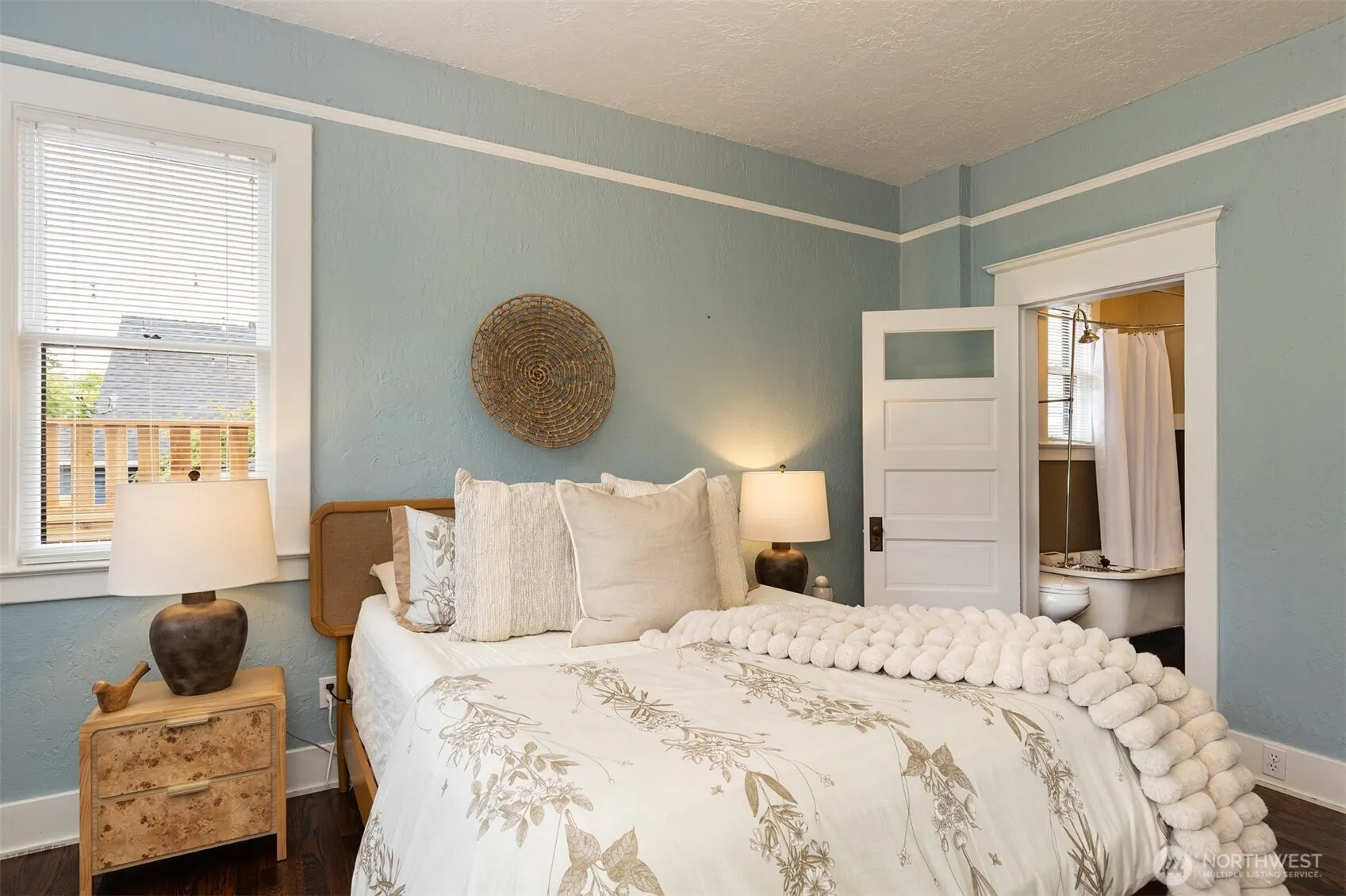 2565 4th Avenue W, Seattle, WA 98119