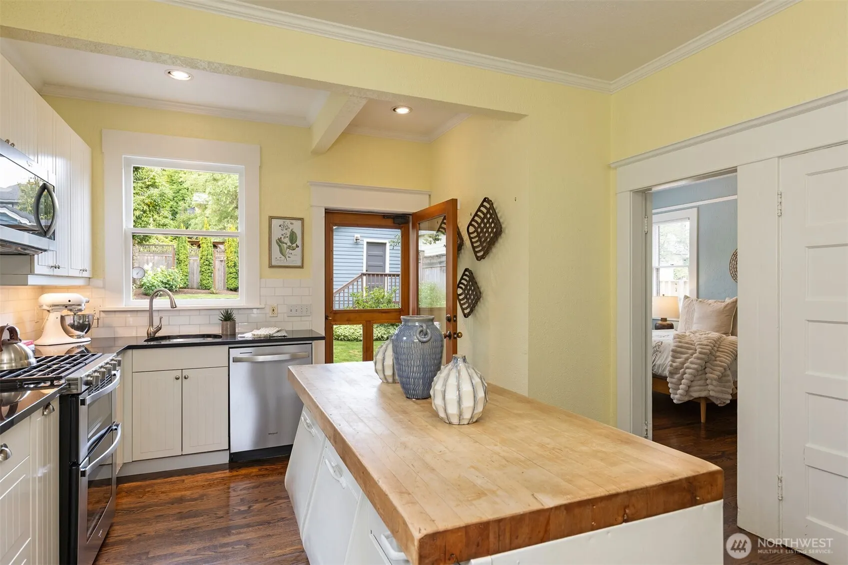 2565 4th Avenue W, Seattle, WA 98119