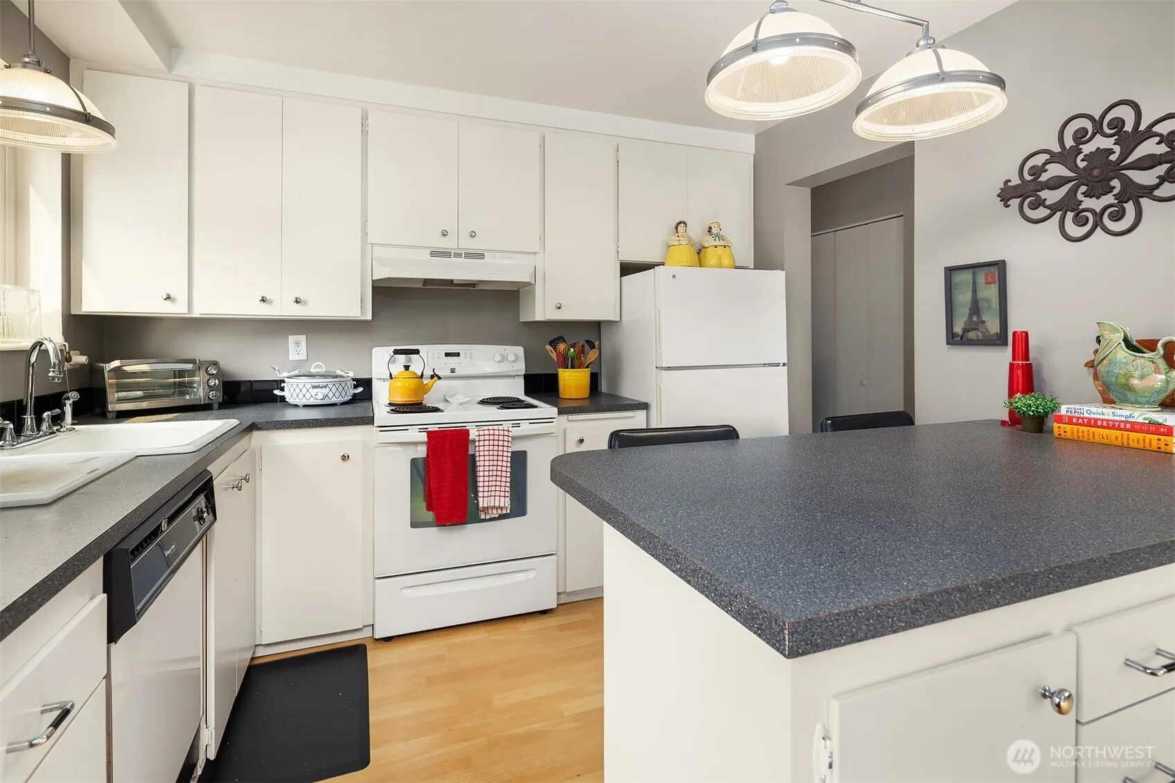 8217 5th Avenue NE #103, Seattle, WA 98115