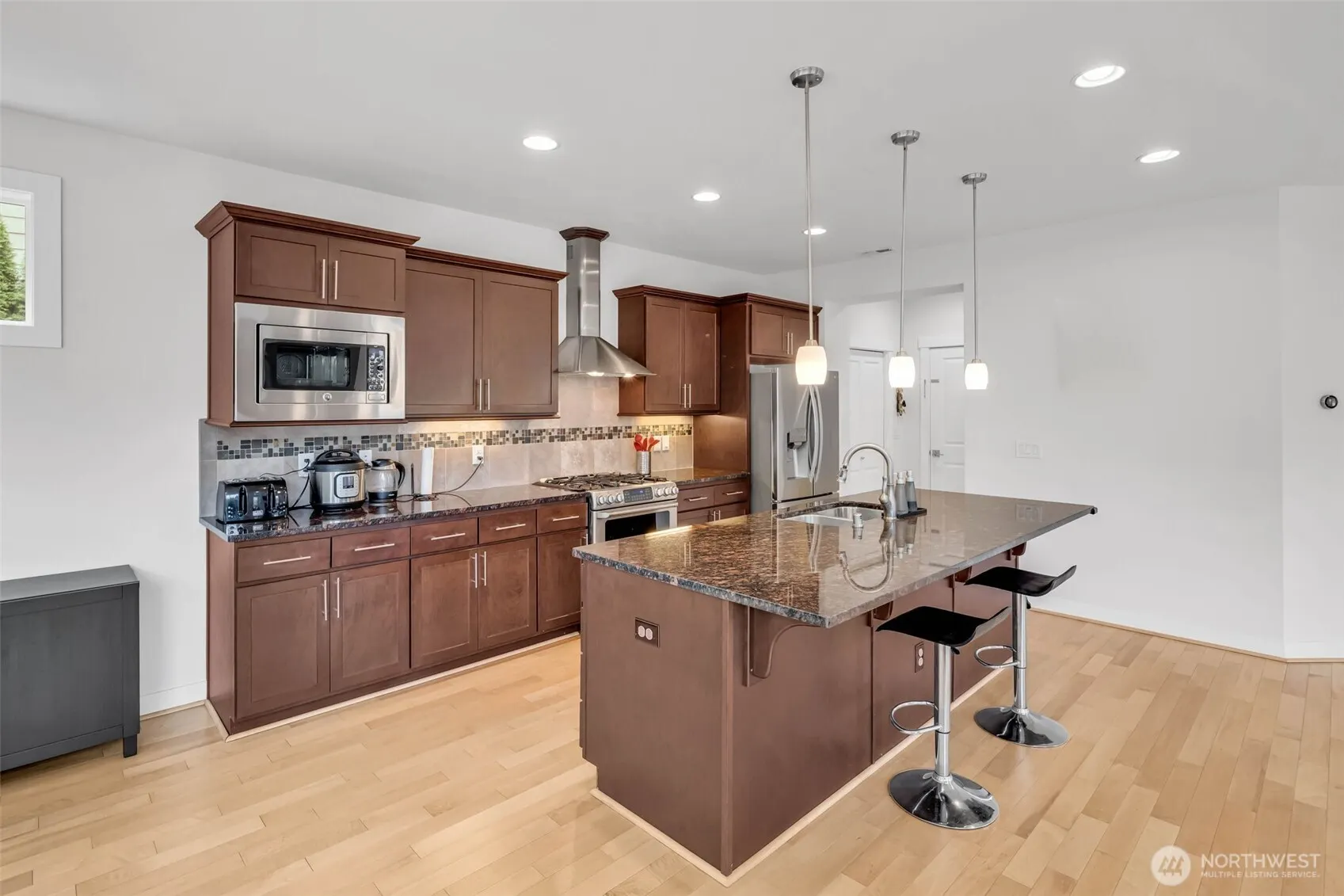 1705 NE Falls Dr , Issaquah, WA 98029-7822