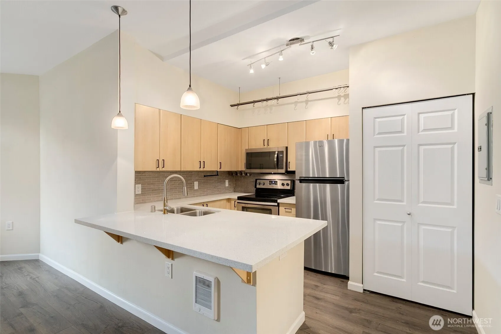812 5th Avenue N #102, Seattle, WA 98109