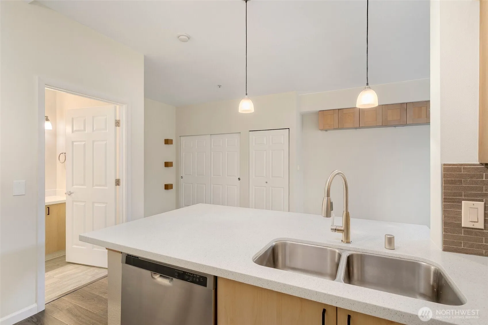 812 5th Avenue N #102, Seattle, WA 98109