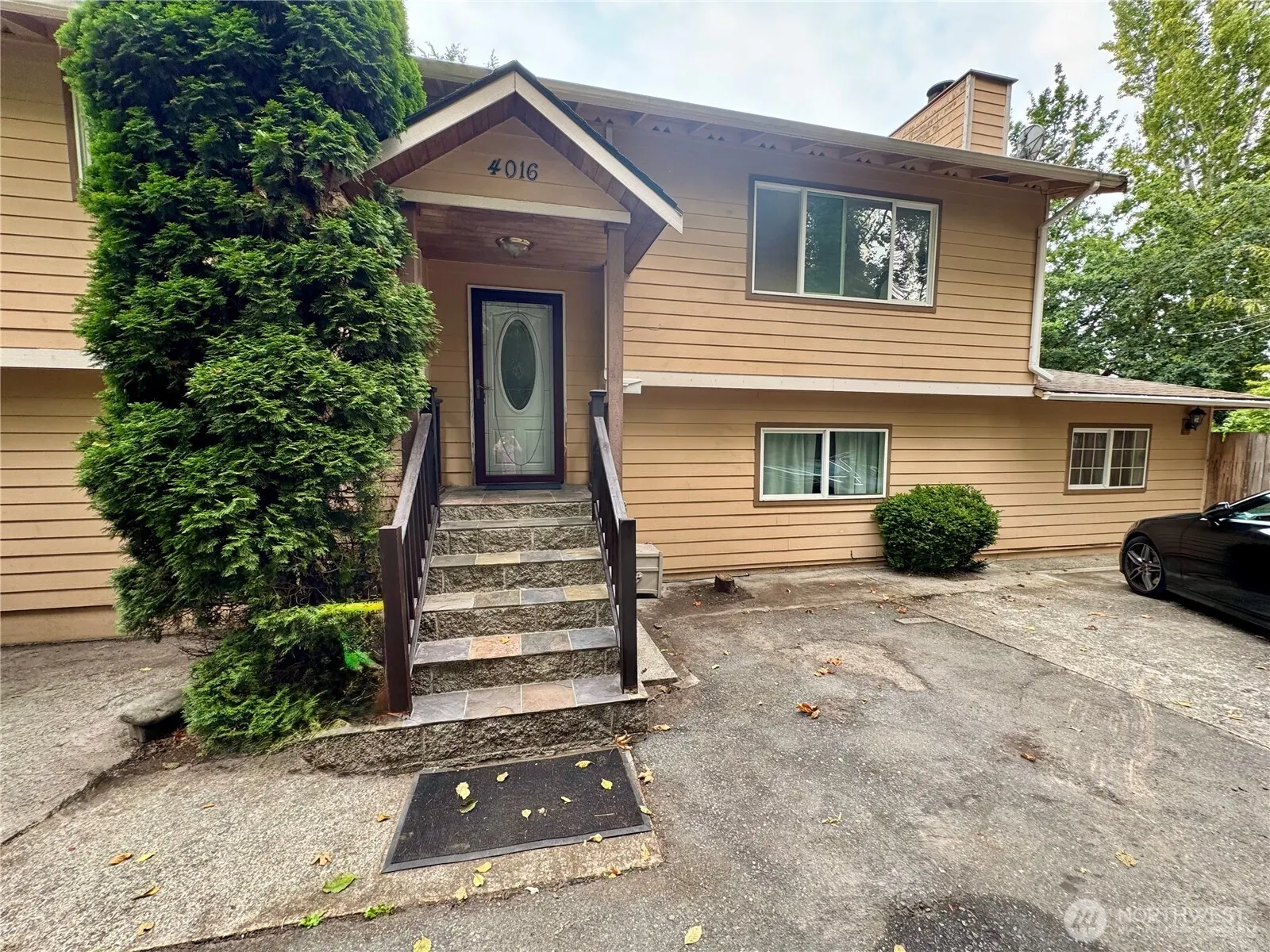 4016 Burton Place W, Seattle, WA 98199-1920