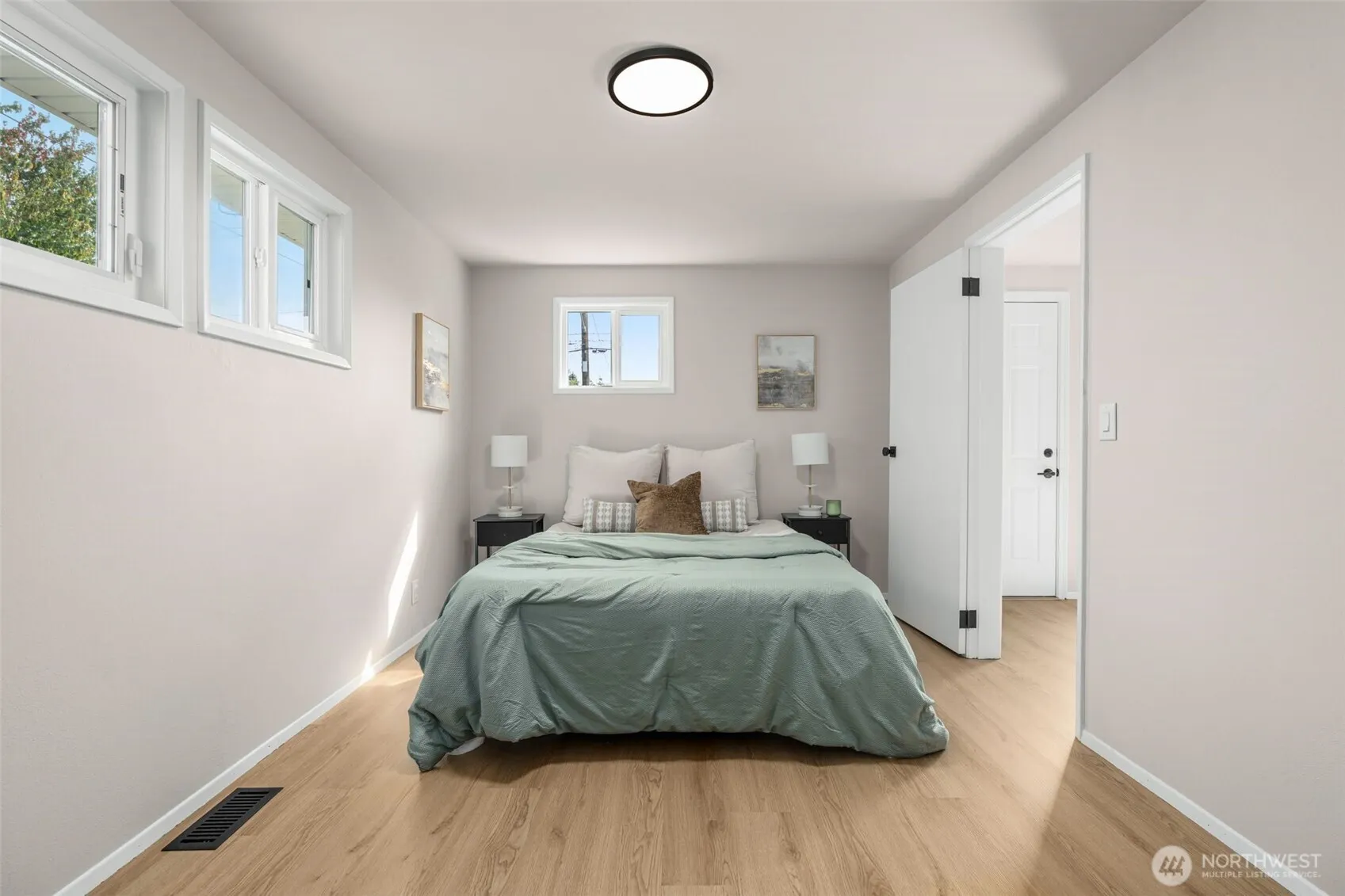 724 N 104th Street , Seattle, WA 98133