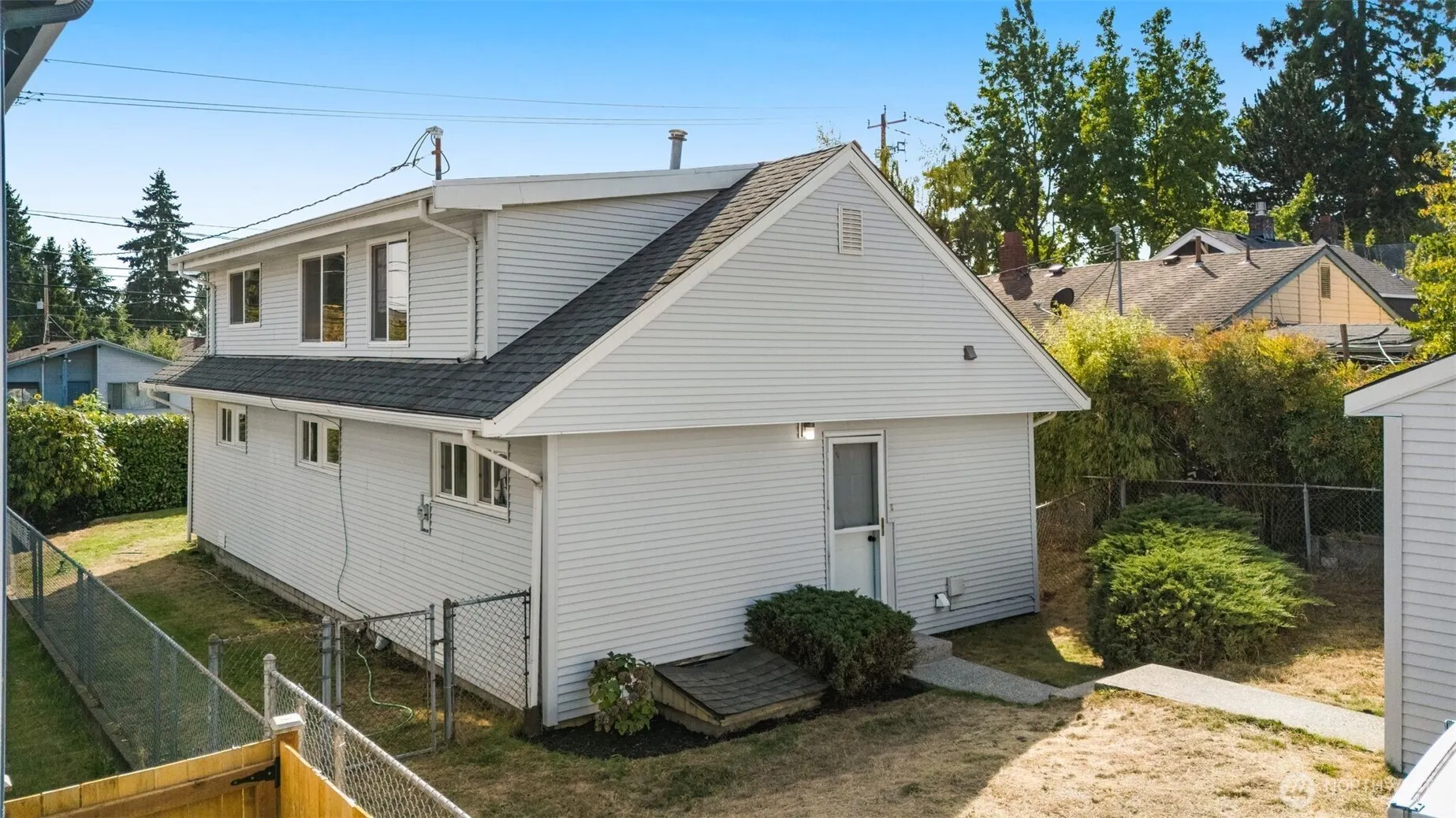 724 N 104th Street , Seattle, WA 98133