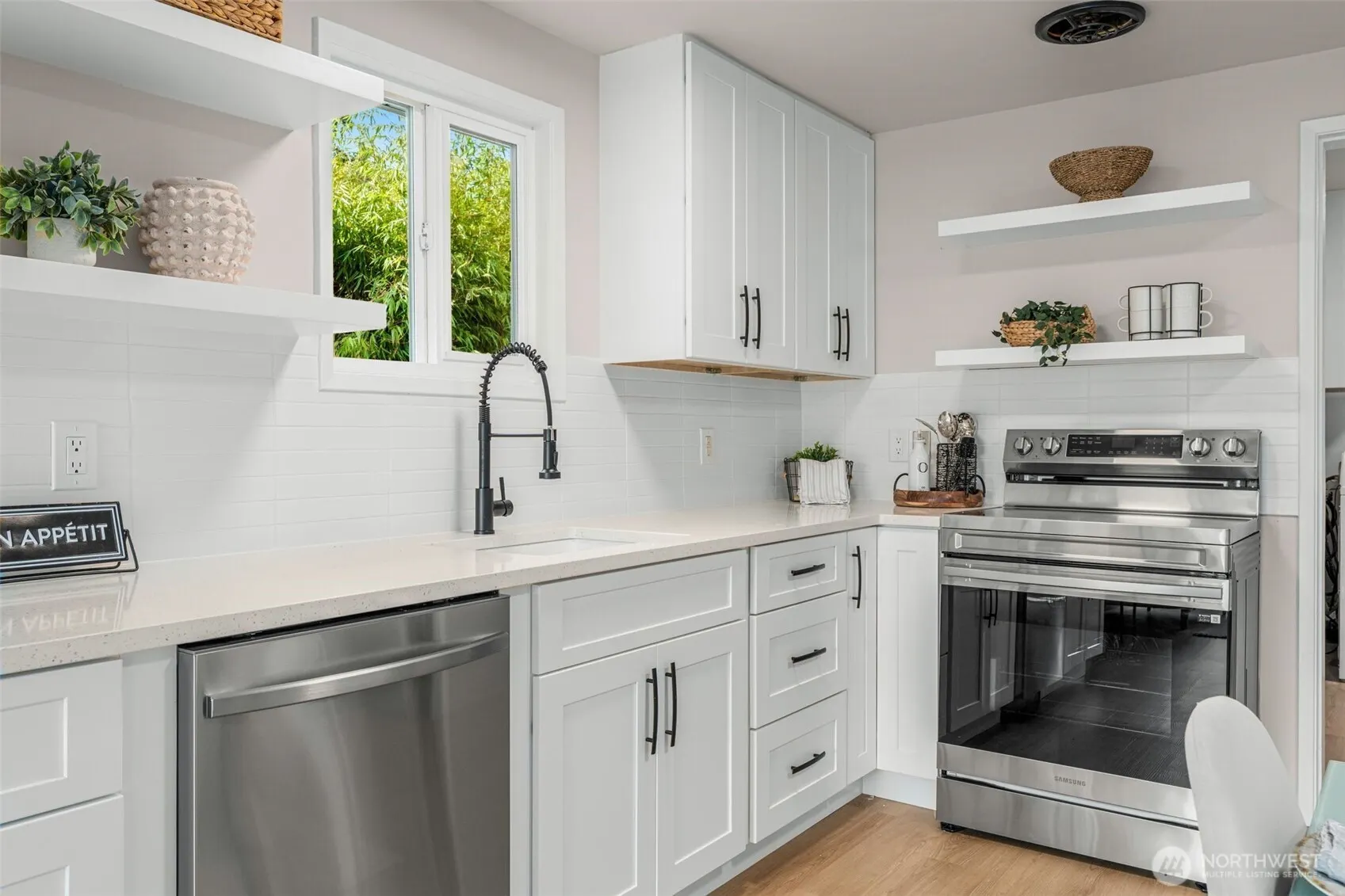 724 N 104th Street , Seattle, WA 98133