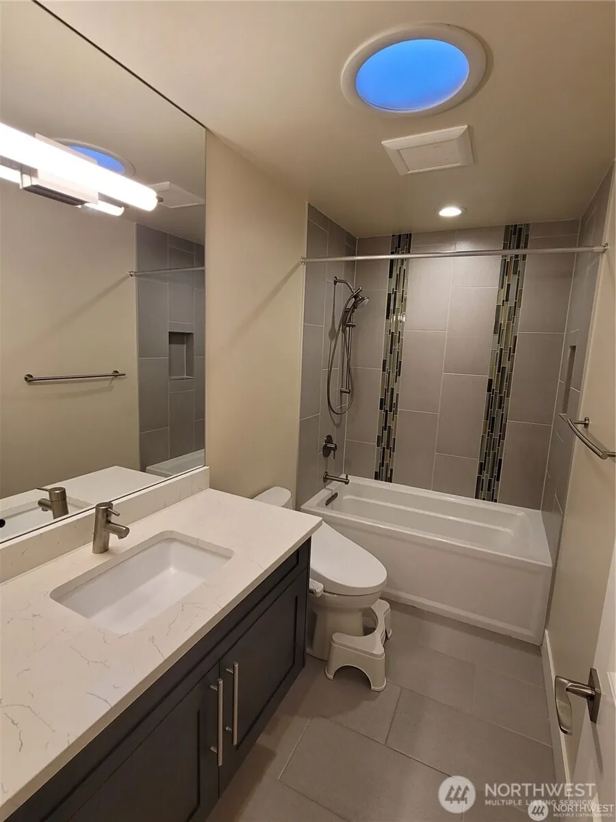 9004 NE 10TH , Bellevue, WA 98004