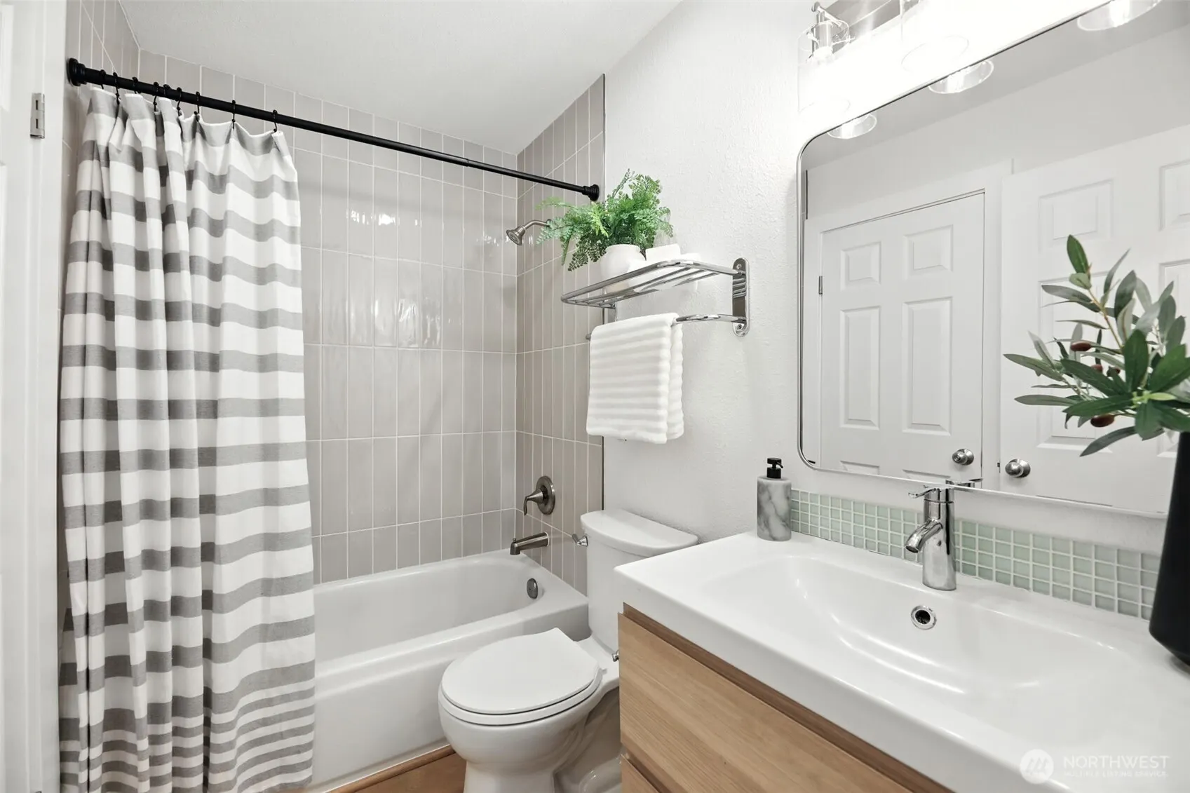 3233 NE 12th Street #207, Renton, WA 98056-3474