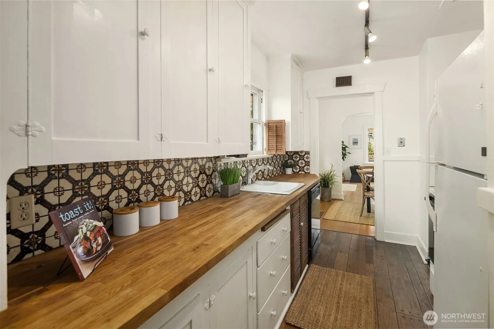 8266 4th Avenue NE, Seattle, WA 98115-4022