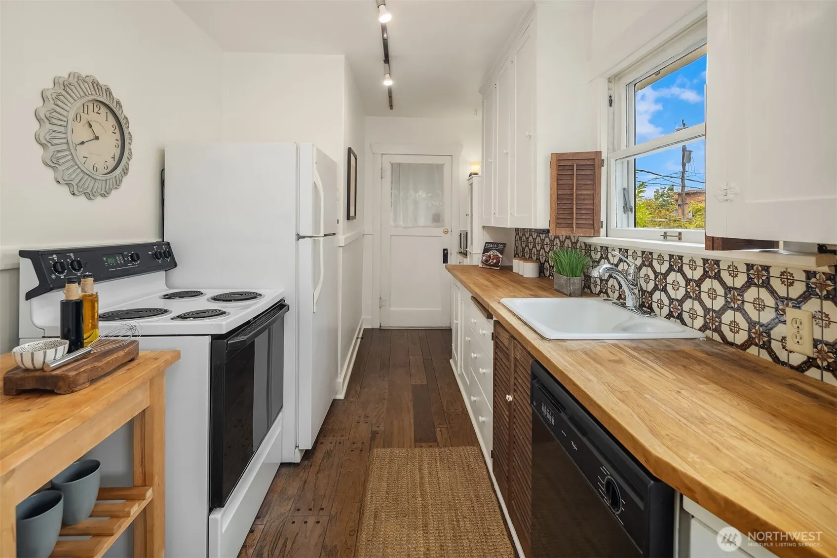 8266 4th Avenue NE, Seattle, WA 98115-4022