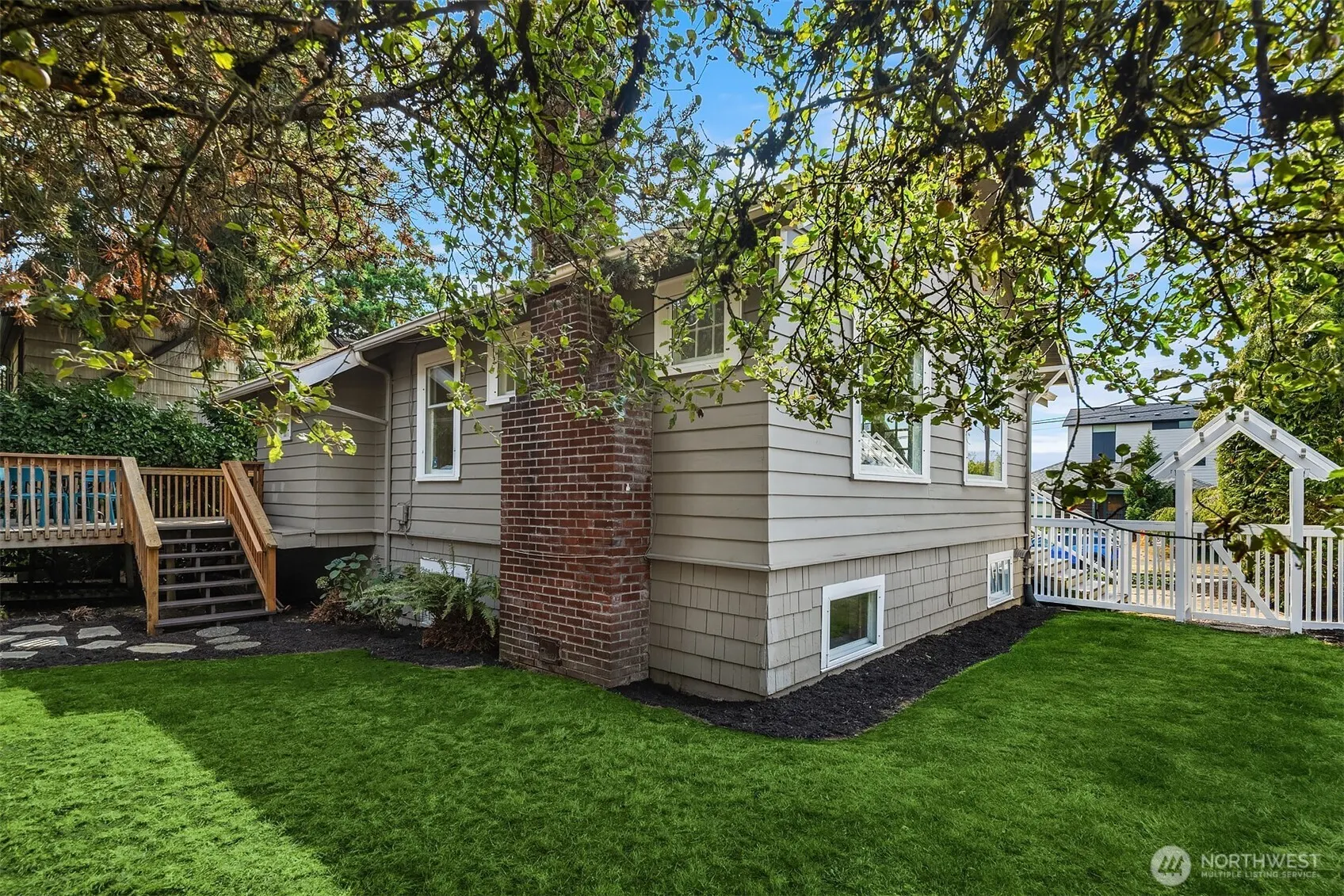 8266 4th Avenue NE, Seattle, WA 98115-4022