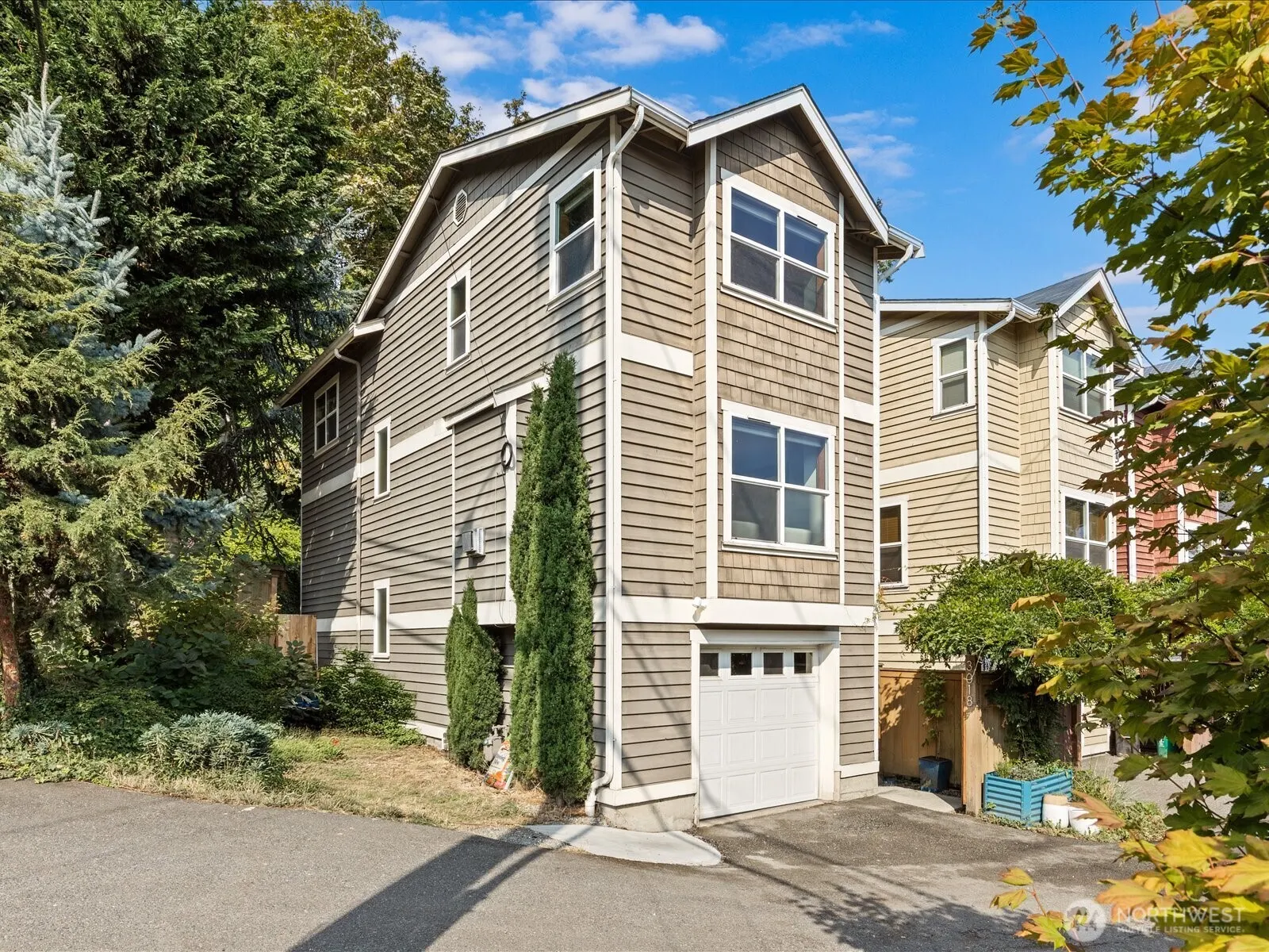 3018 SW Hinds Street , Seattle, WA 98126