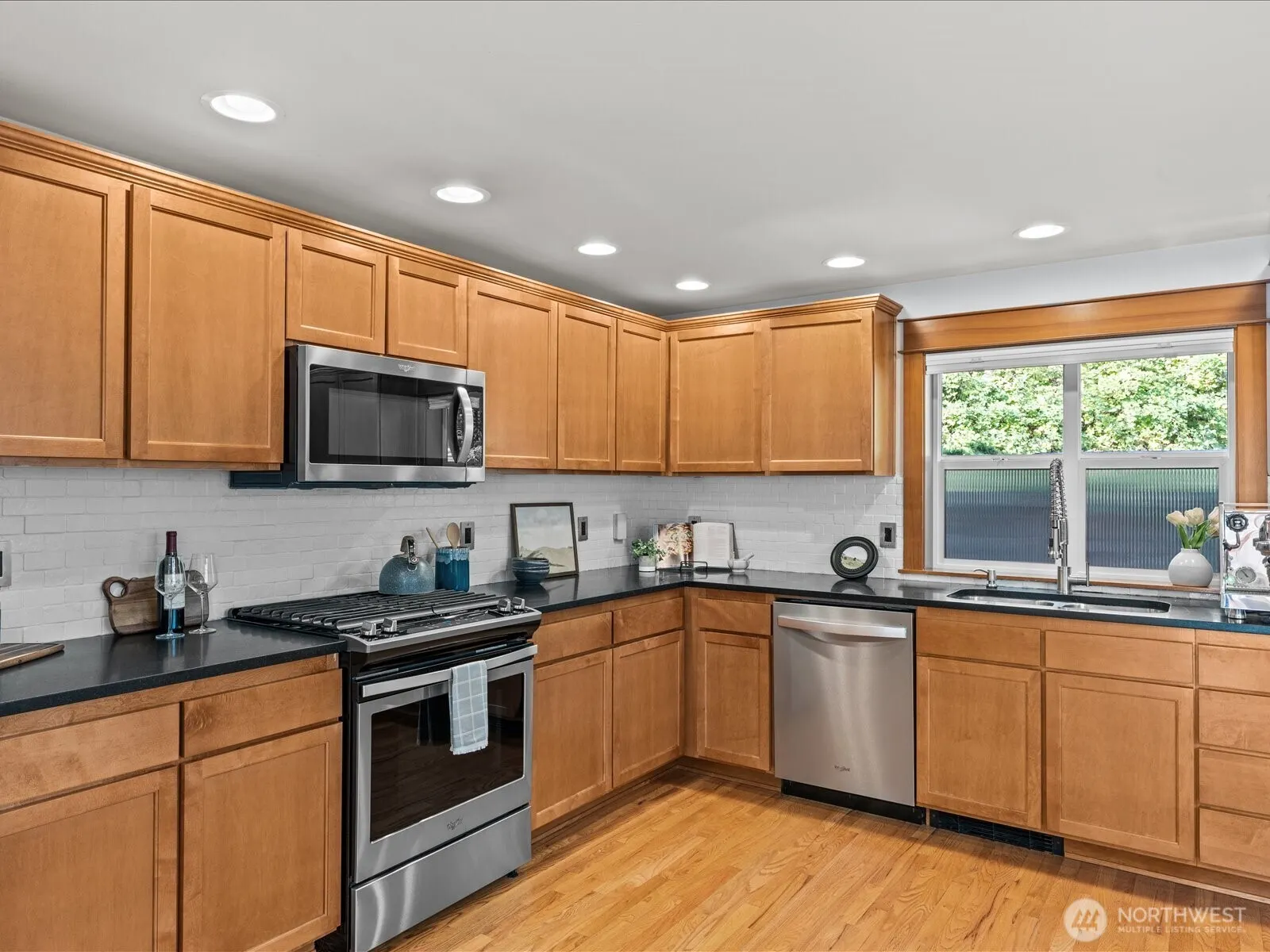 3018 SW Hinds Street , Seattle, WA 98126