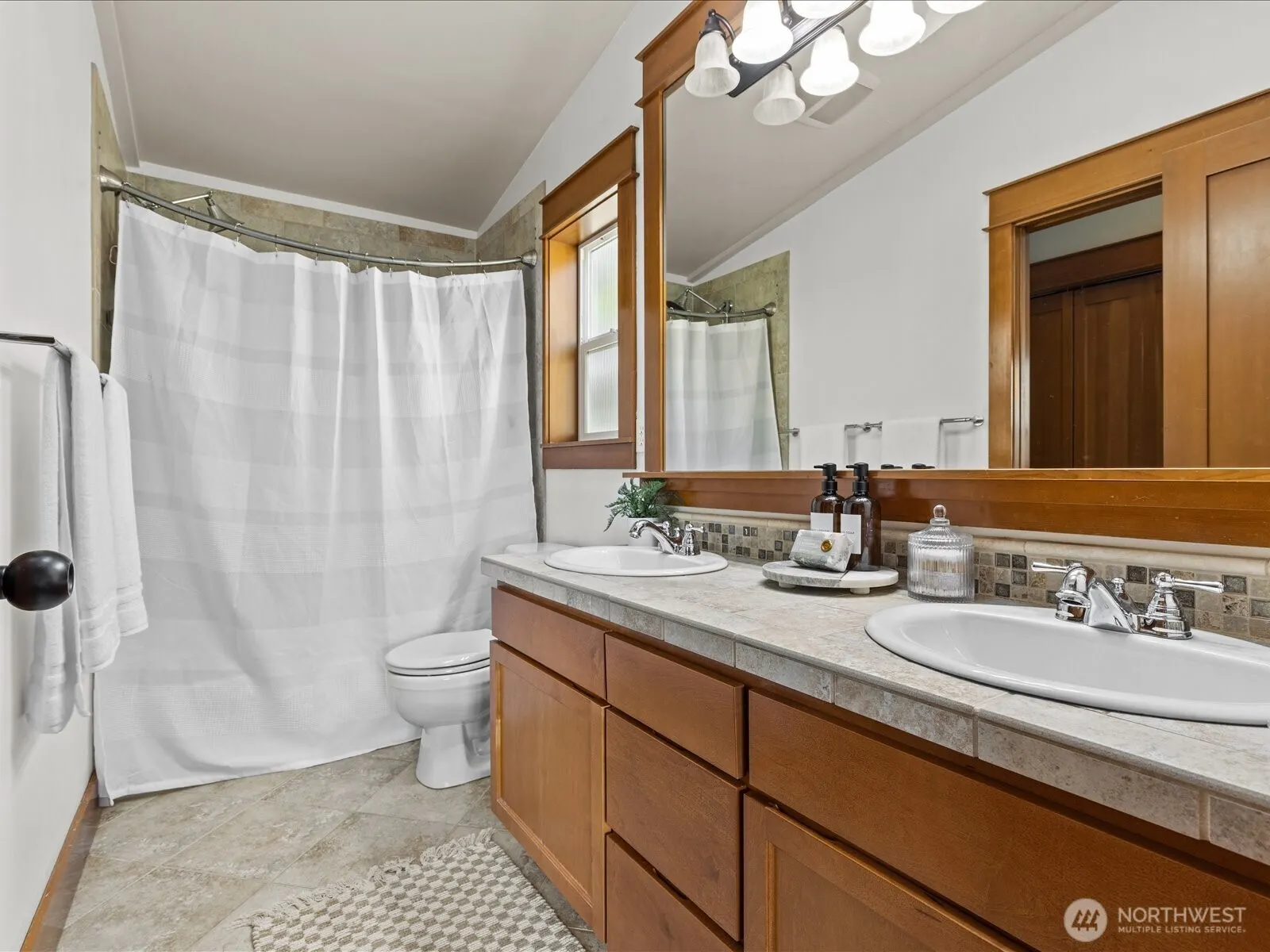 3018 SW Hinds Street , Seattle, WA 98126