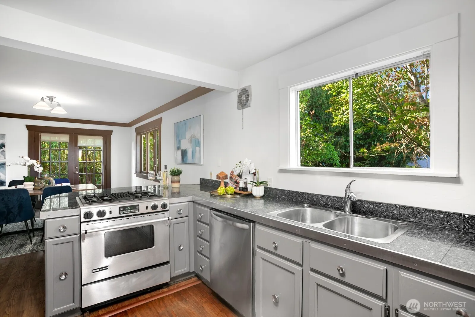 5037 Bowen Place S, Seattle, WA 98118
