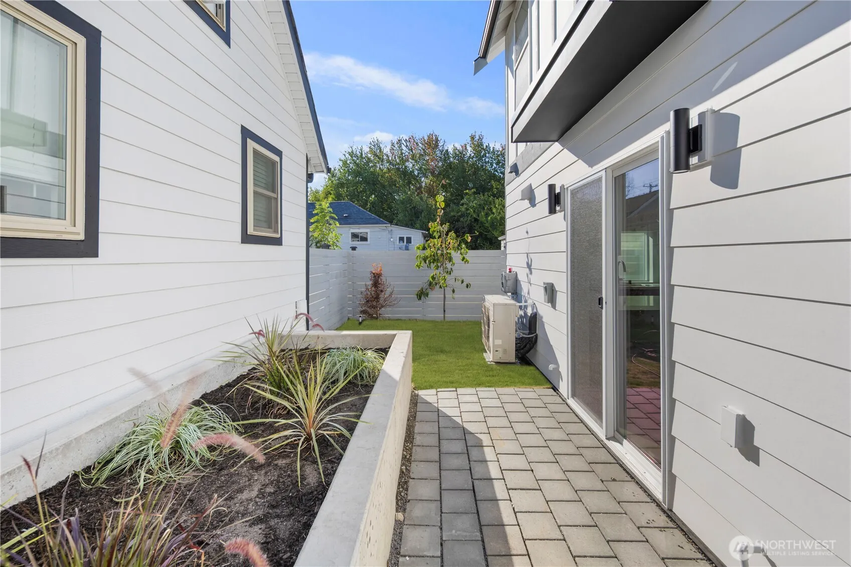 818 B S Sullivan Street , Seattle, WA 98108