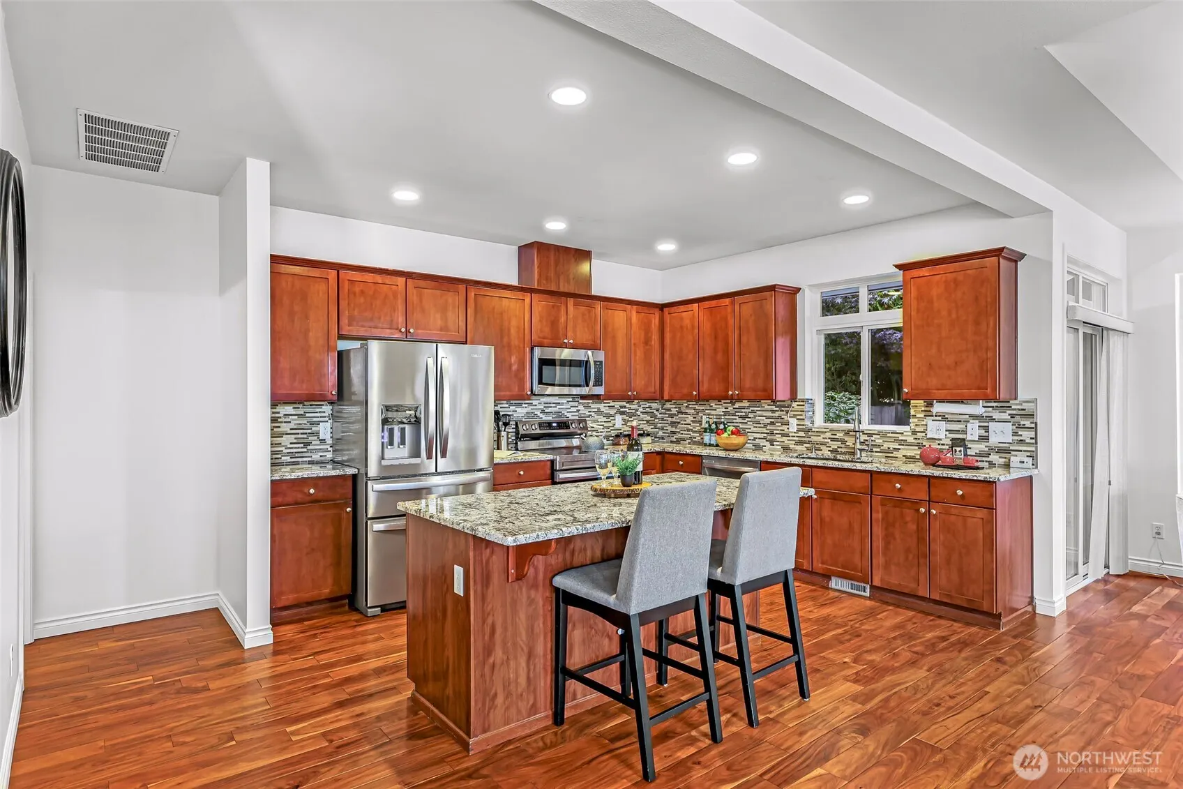 319 196th Place SW #102, Lynnwood, WA 98036