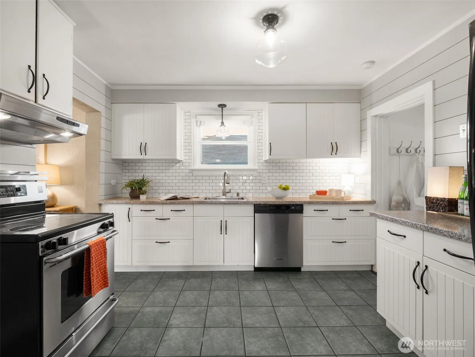 9046 9th Avenue SW, Seattle, WA 98106