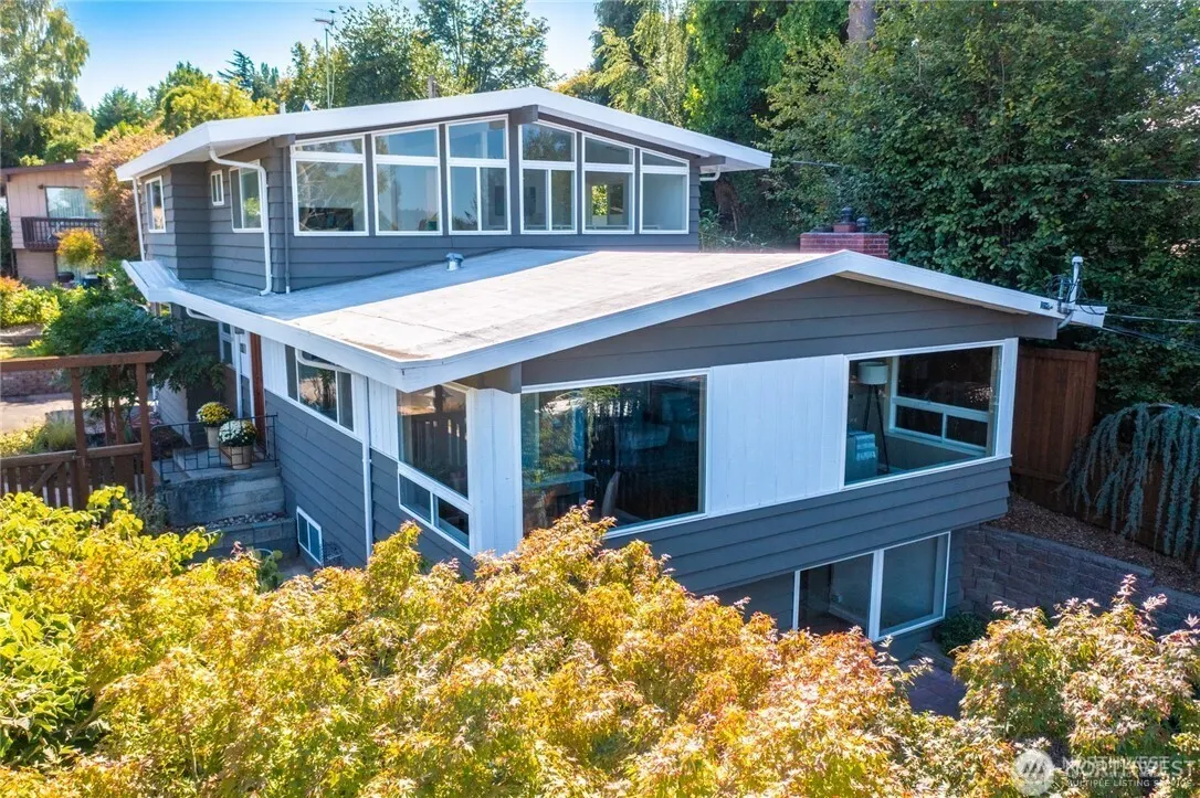 3215 NE 103rd Street , Seattle, WA 98125-7820