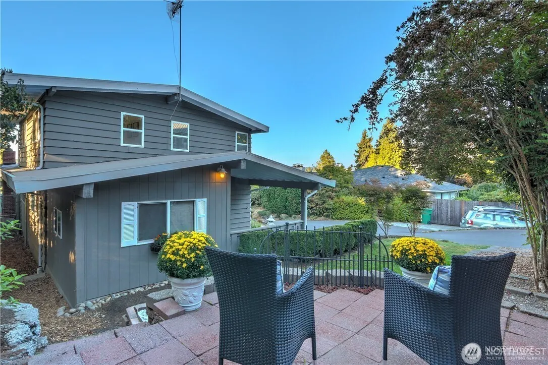 3215 NE 103rd Street , Seattle, WA 98125-7820