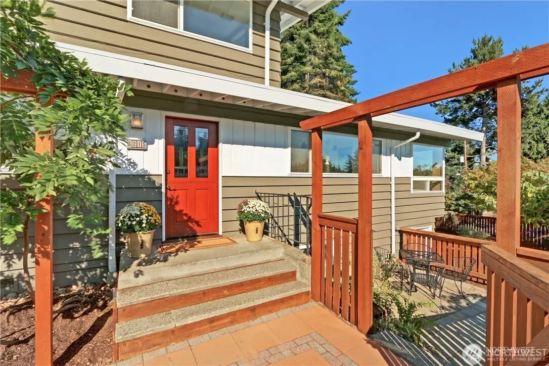 3215 NE 103rd Street , Seattle, WA 98125-7820
