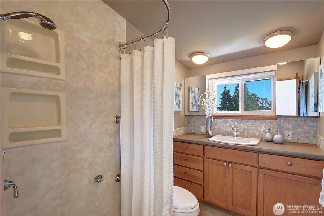 3215 NE 103rd Street , Seattle, WA 98125-7820
