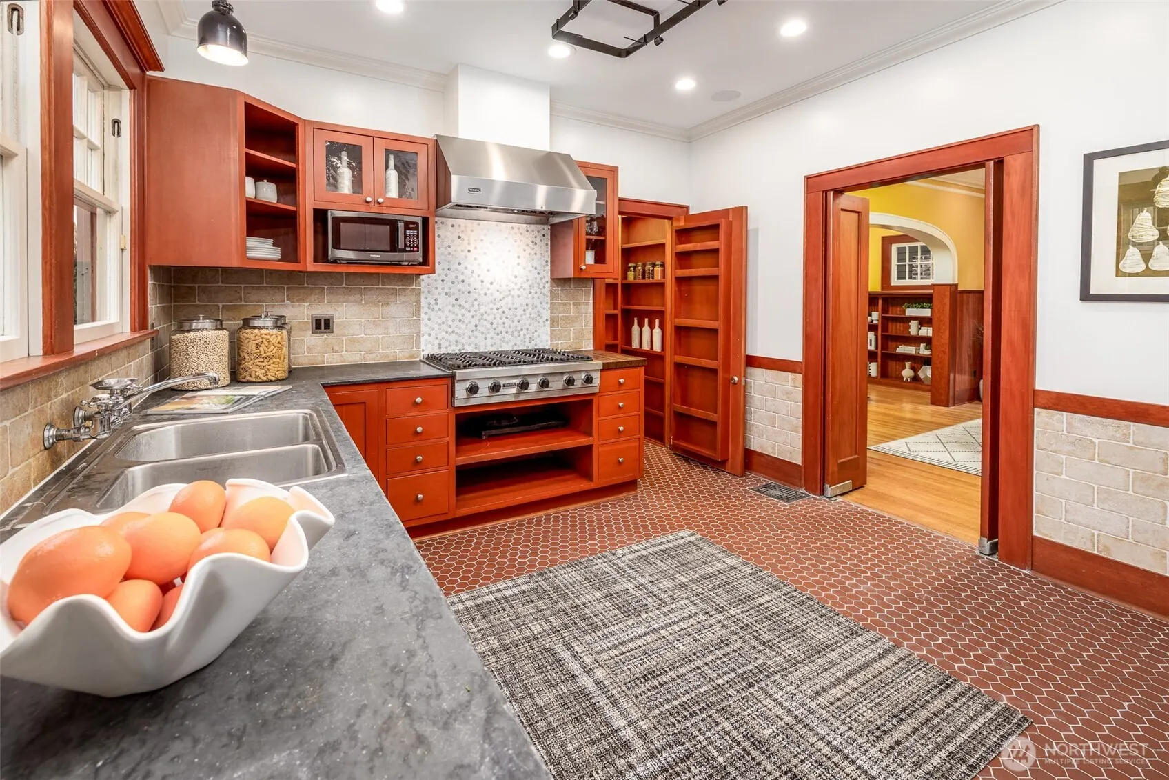 611 20th Avenue E, Seattle, WA 98112