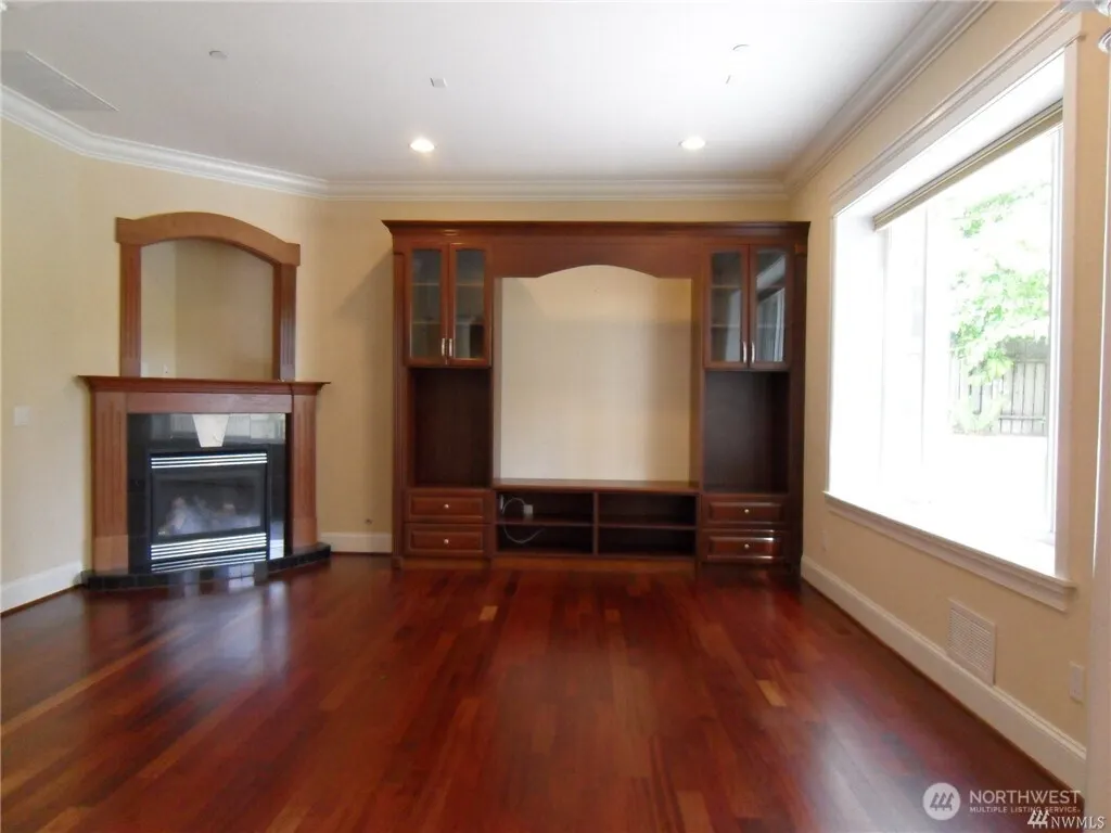 1105 106th Avenue SE, Bellevue, WA 98004