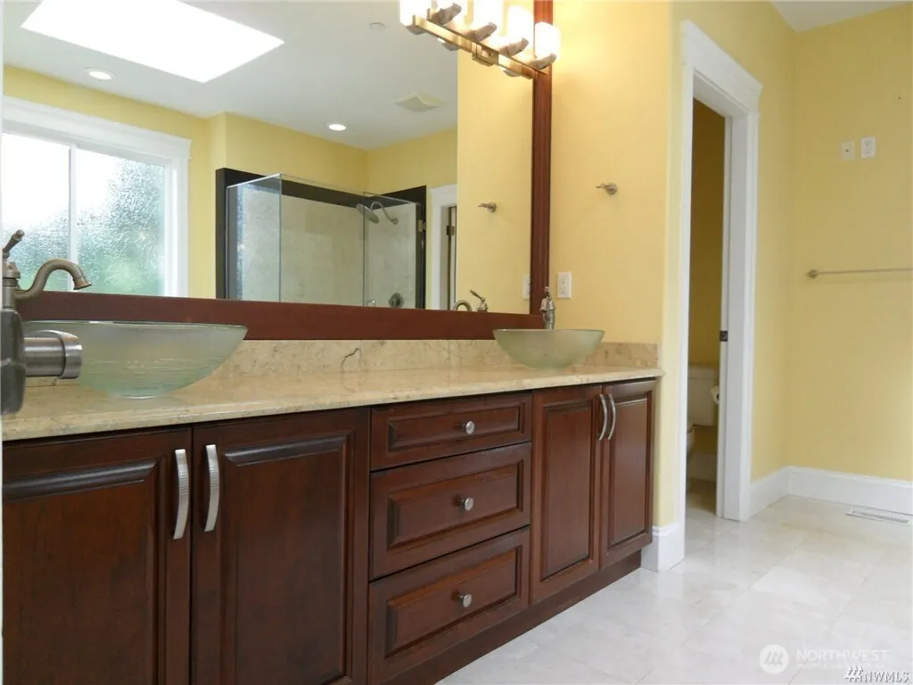 1105 106th Avenue SE, Bellevue, WA 98004