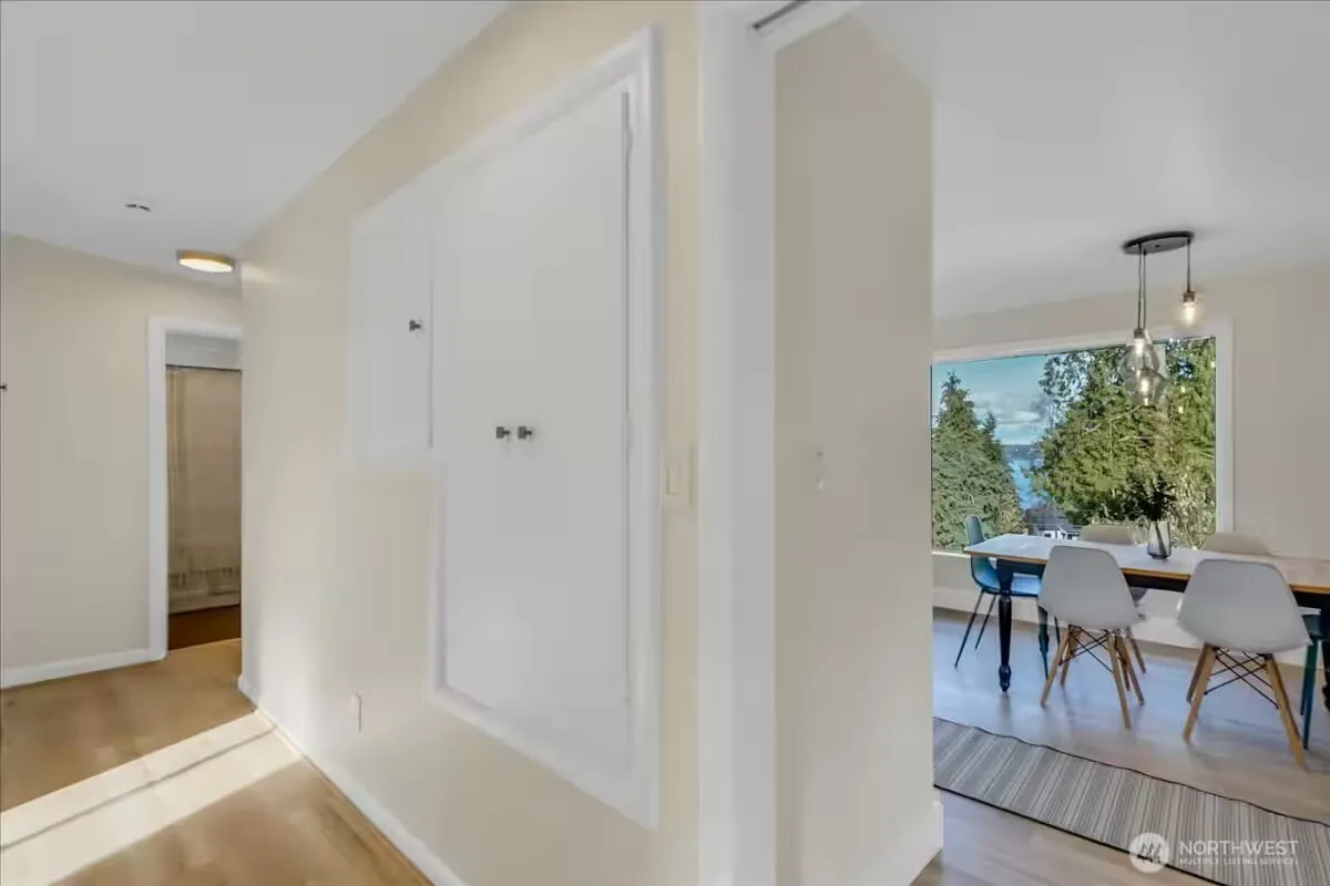 7528 S Lakeridge Dr , Seattle, WA 98178