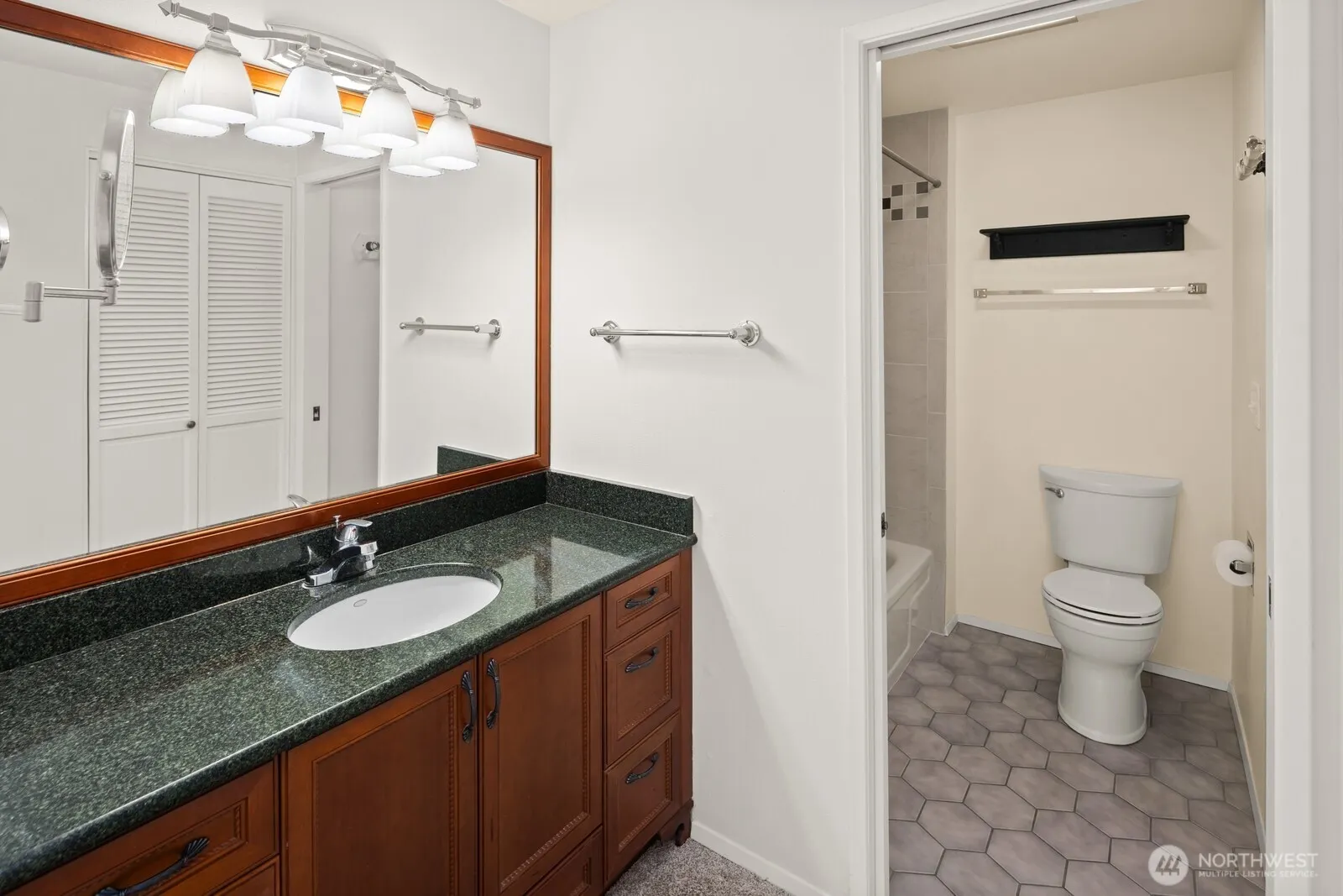 6652 Parkpoint Way NE #D-311, Seattle, WA 98115-7847