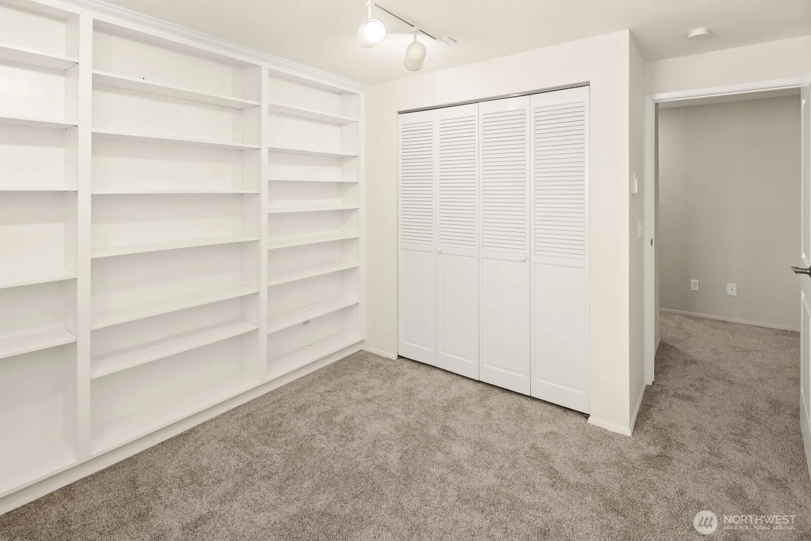 6652 Parkpoint Way NE #D-311, Seattle, WA 98115-7847