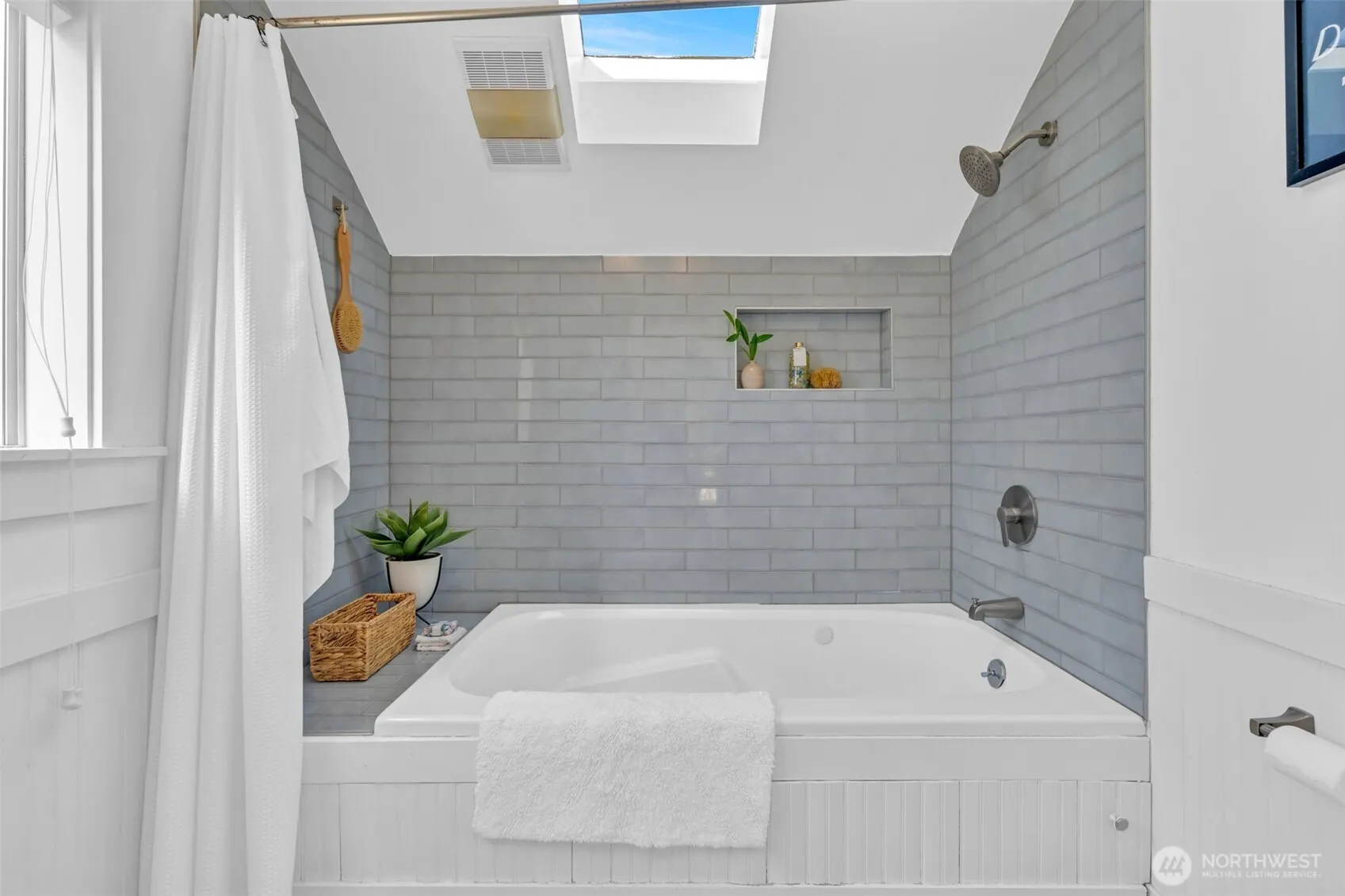 5232 S Holly Street , Seattle, WA 98118
