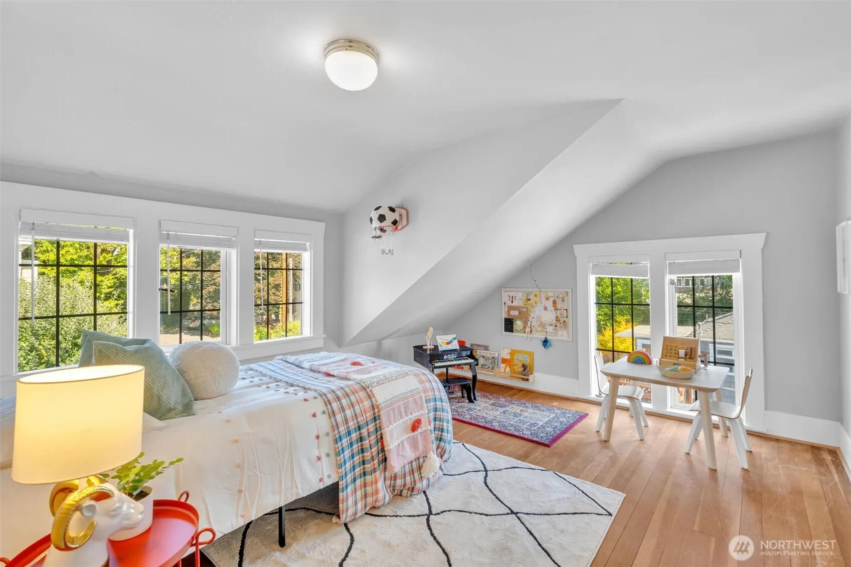 5232 S Holly Street , Seattle, WA 98118