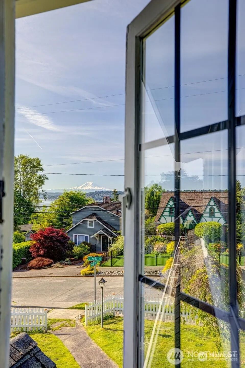 5232 S Holly Street , Seattle, WA 98118