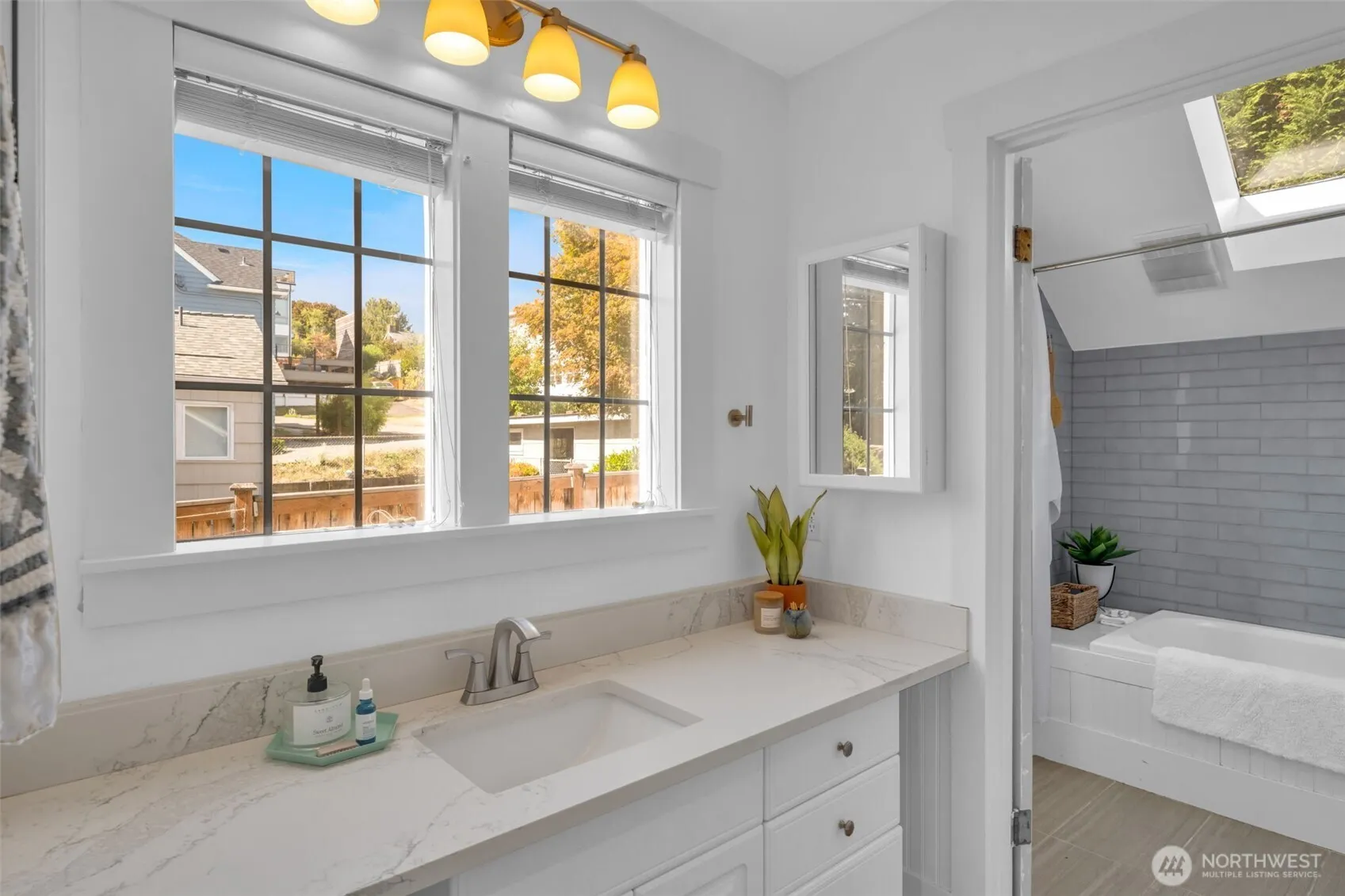 5232 S Holly Street , Seattle, WA 98118