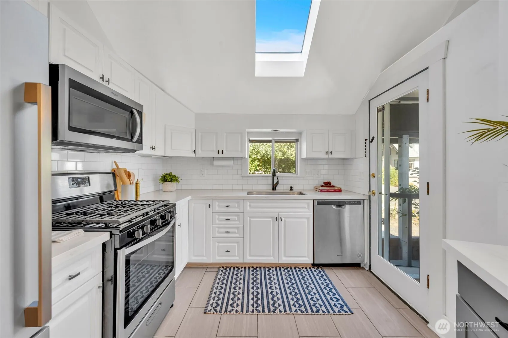 5232 S Holly Street , Seattle, WA 98118