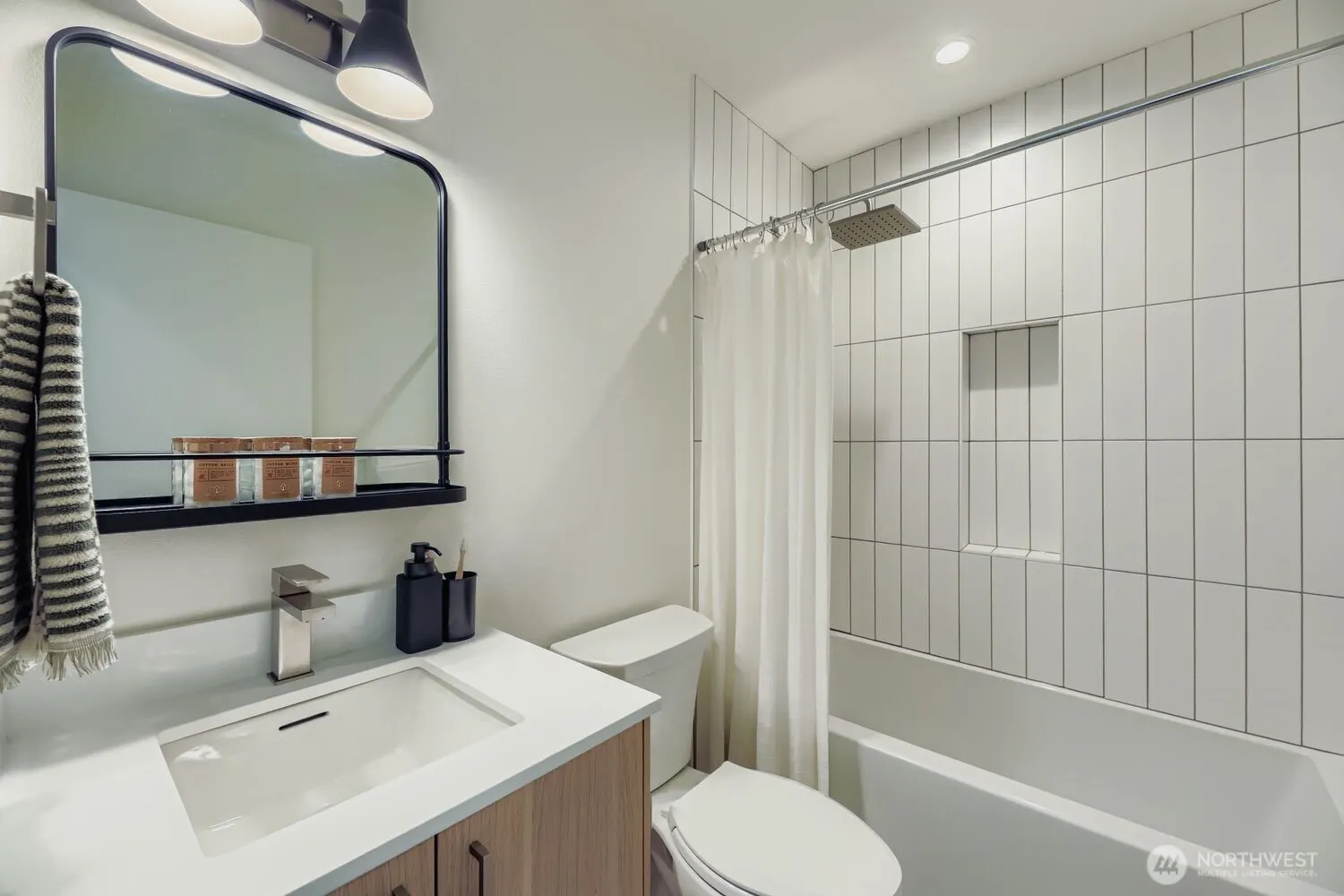 5717 35th Avenue NE #B, Seattle, WA 98105