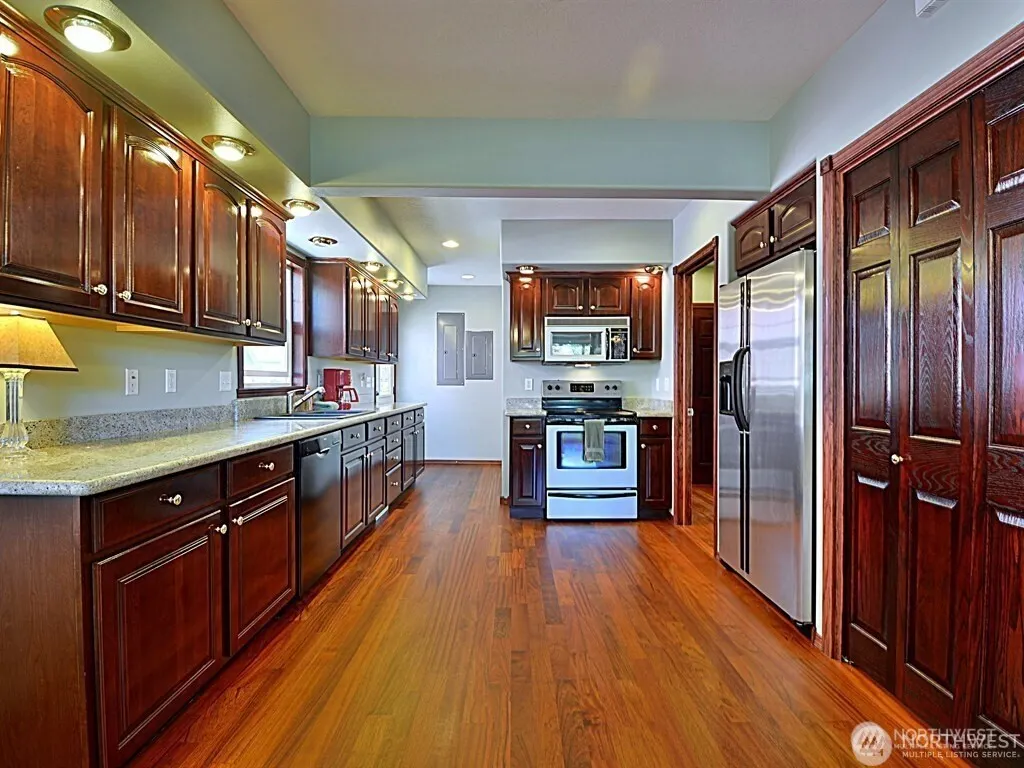 7842 Lake City Way NE, Seattle, WA 98115