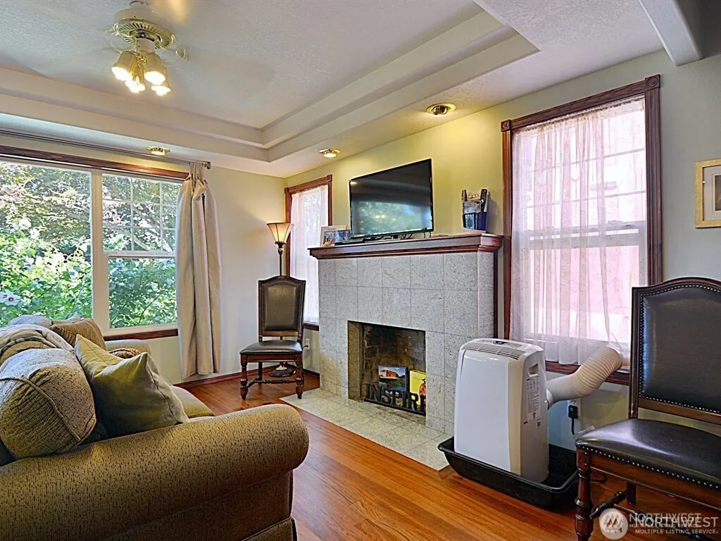 7842 Lake City Way NE, Seattle, WA 98115