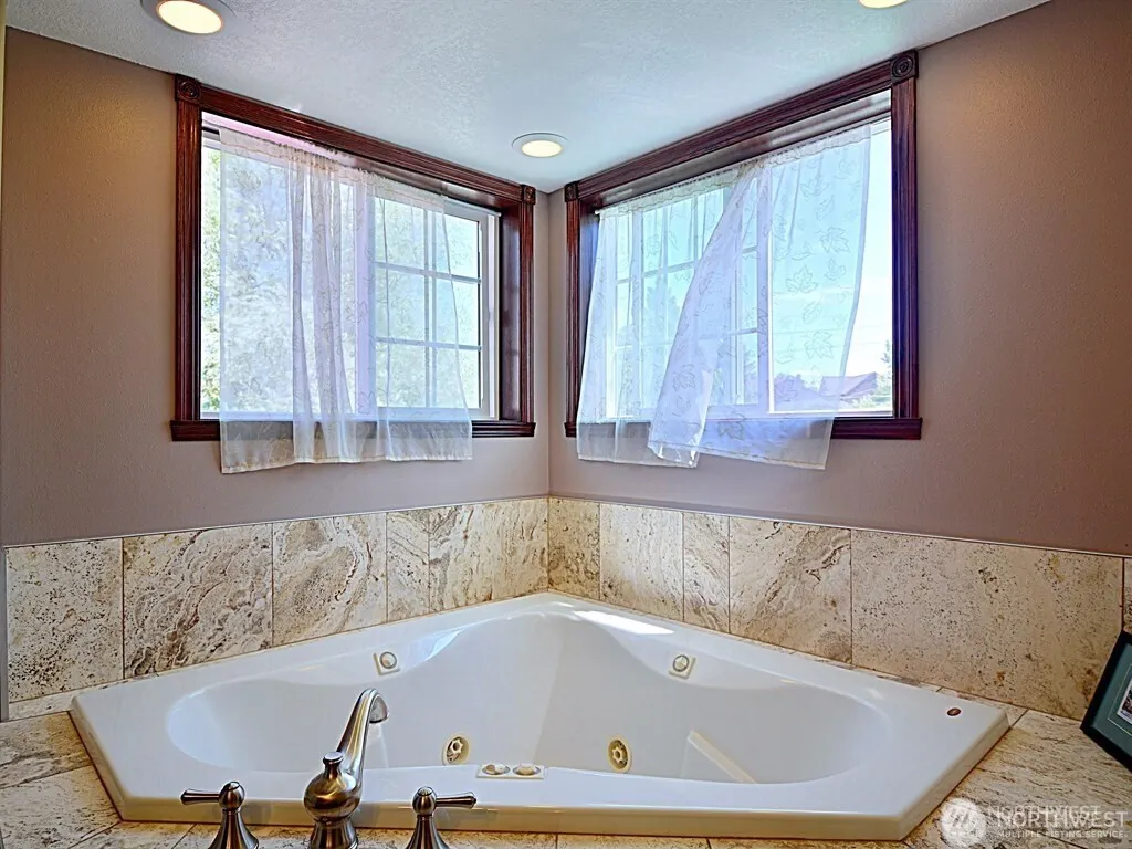 7842 Lake City Way NE, Seattle, WA 98115