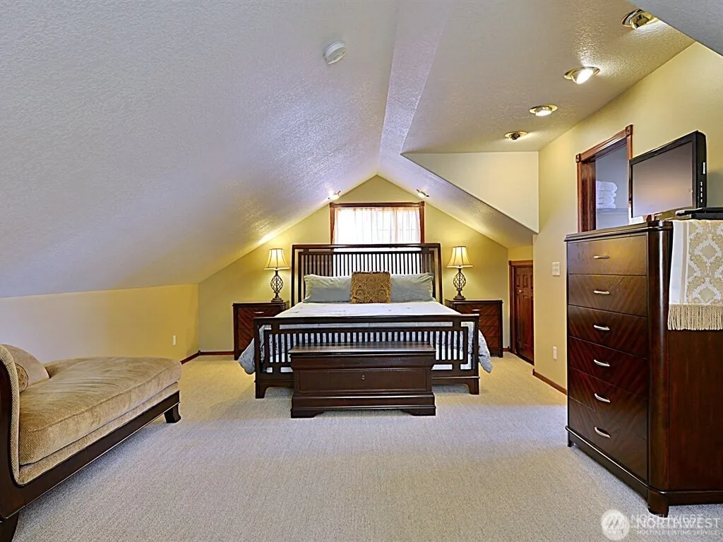 7842 Lake City Way NE, Seattle, WA 98115