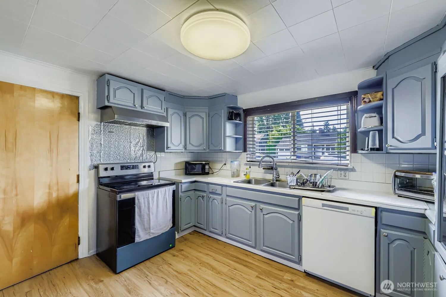 2414 S 121st Place , Seattle, WA 98168