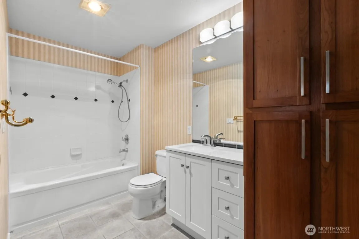 109 2nd Street S #220, Kirkland, WA 98033