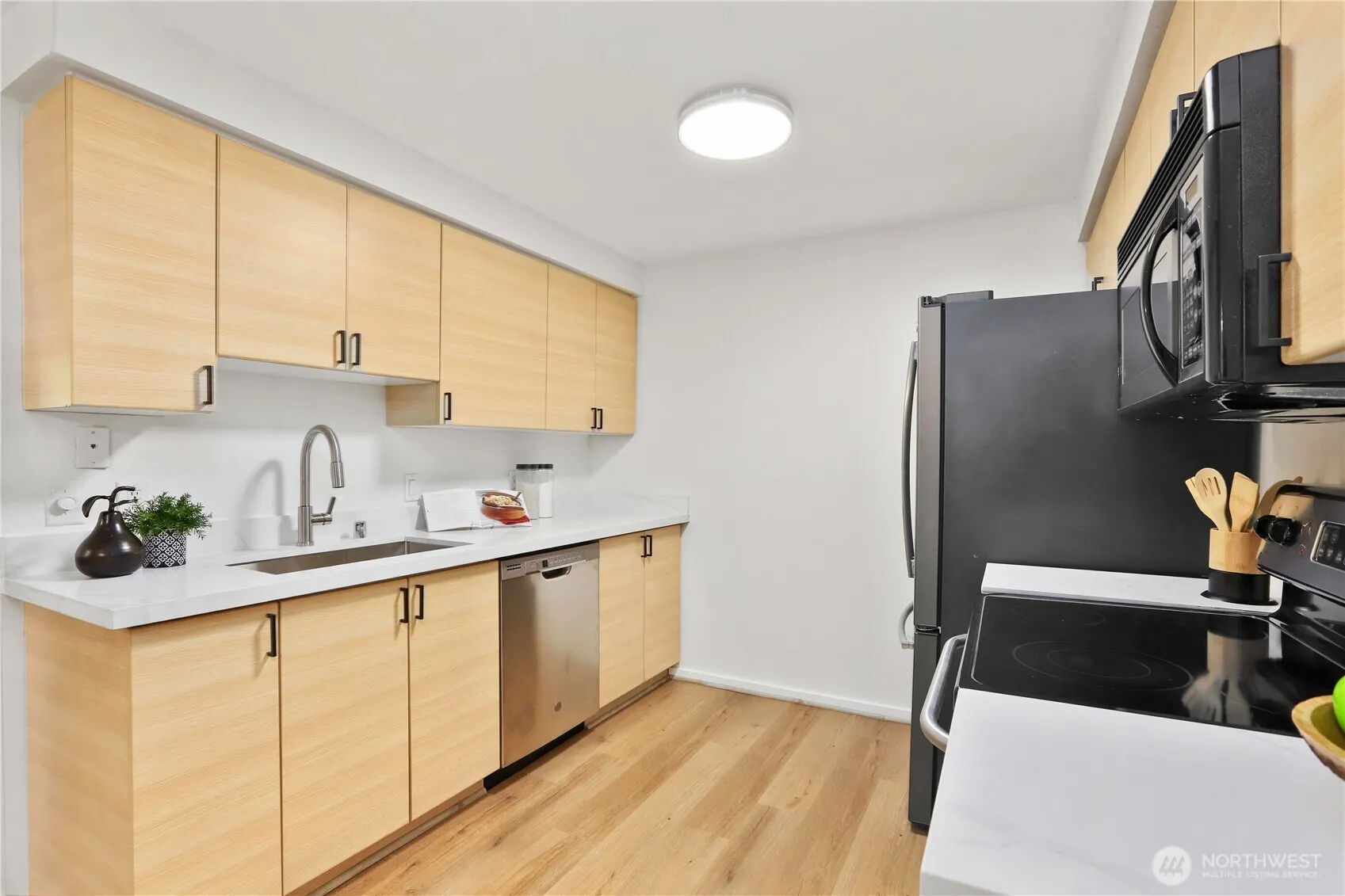 215 9th Street #D204, Kirkland, WA 98033