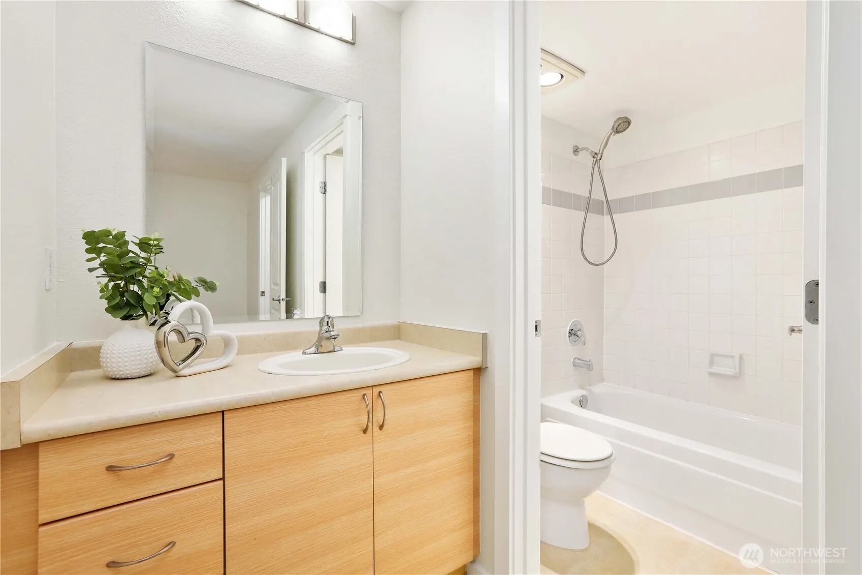 215 9th Street #D204, Kirkland, WA 98033