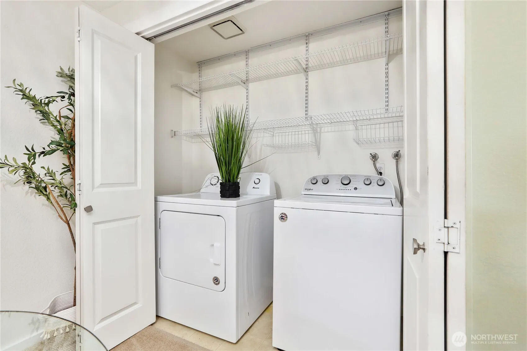 215 9th Street #D204, Kirkland, WA 98033