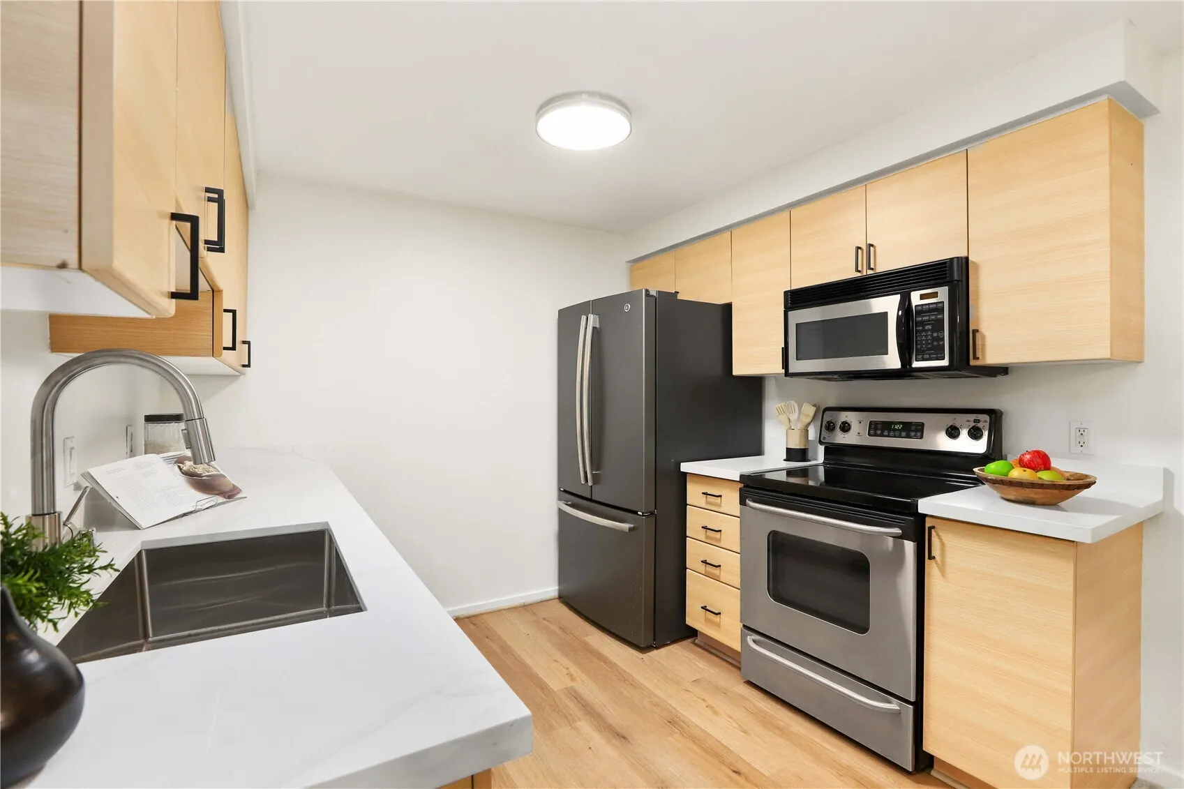 215 9th Street #D204, Kirkland, WA 98033